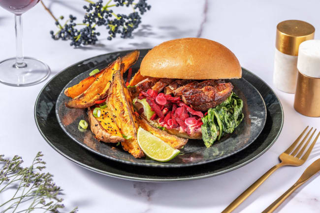Peking Style Burger mit Perlhuhnfilet & Hoisin-Mayo