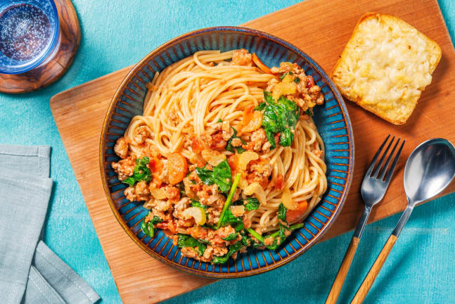 Pâtes au poulet dans une sauce bolognaise rosée