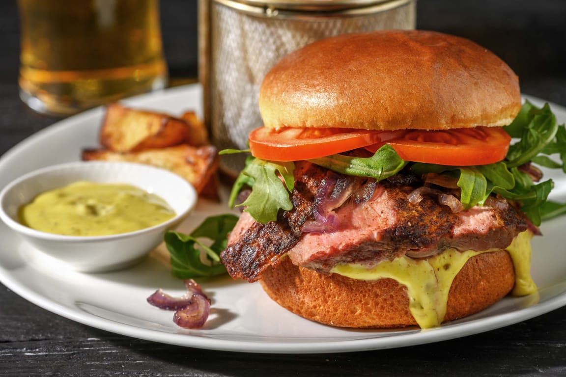 Marineret steakburger og pestodressing