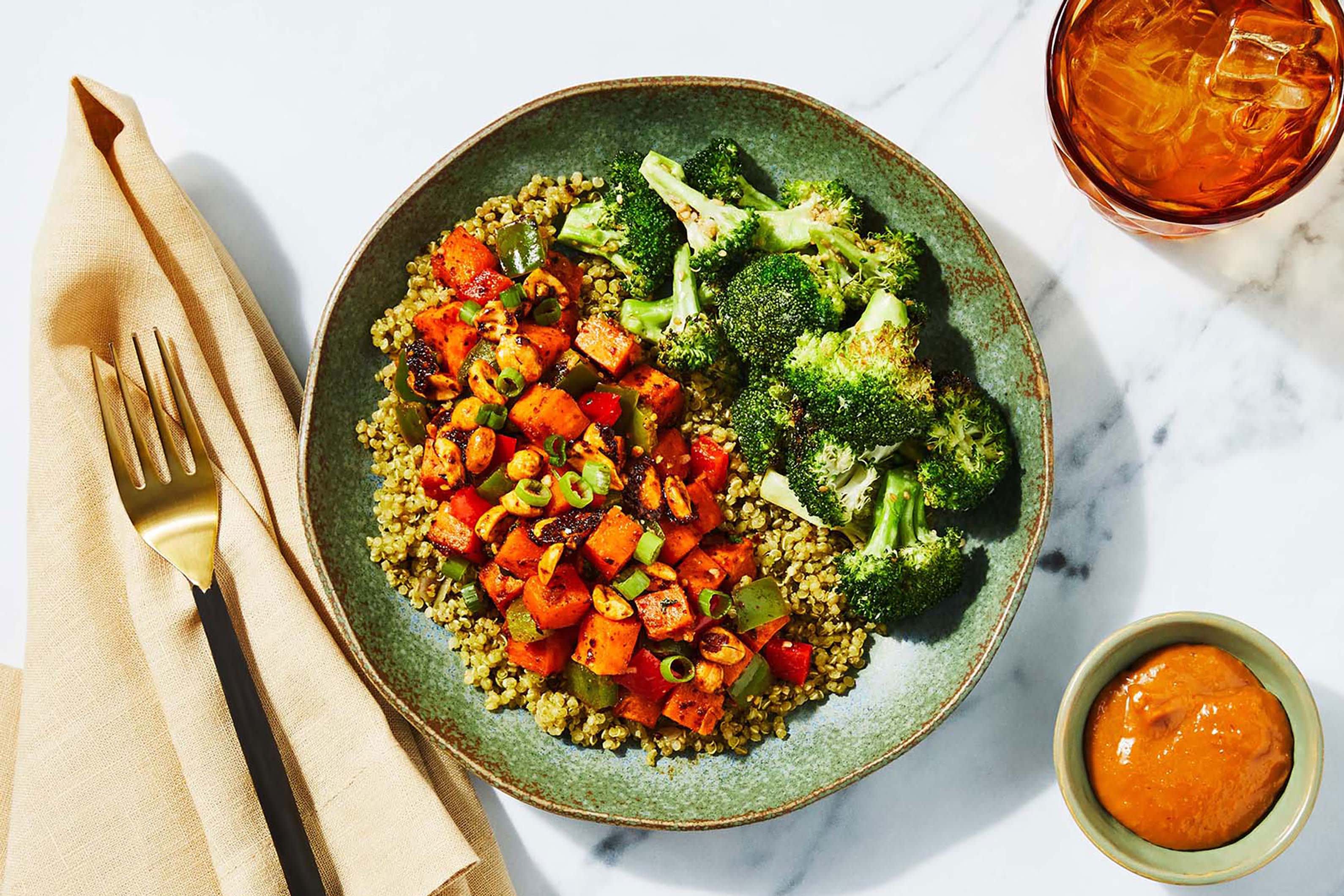 Quinoabowl met zoete aardappel en pindasaus