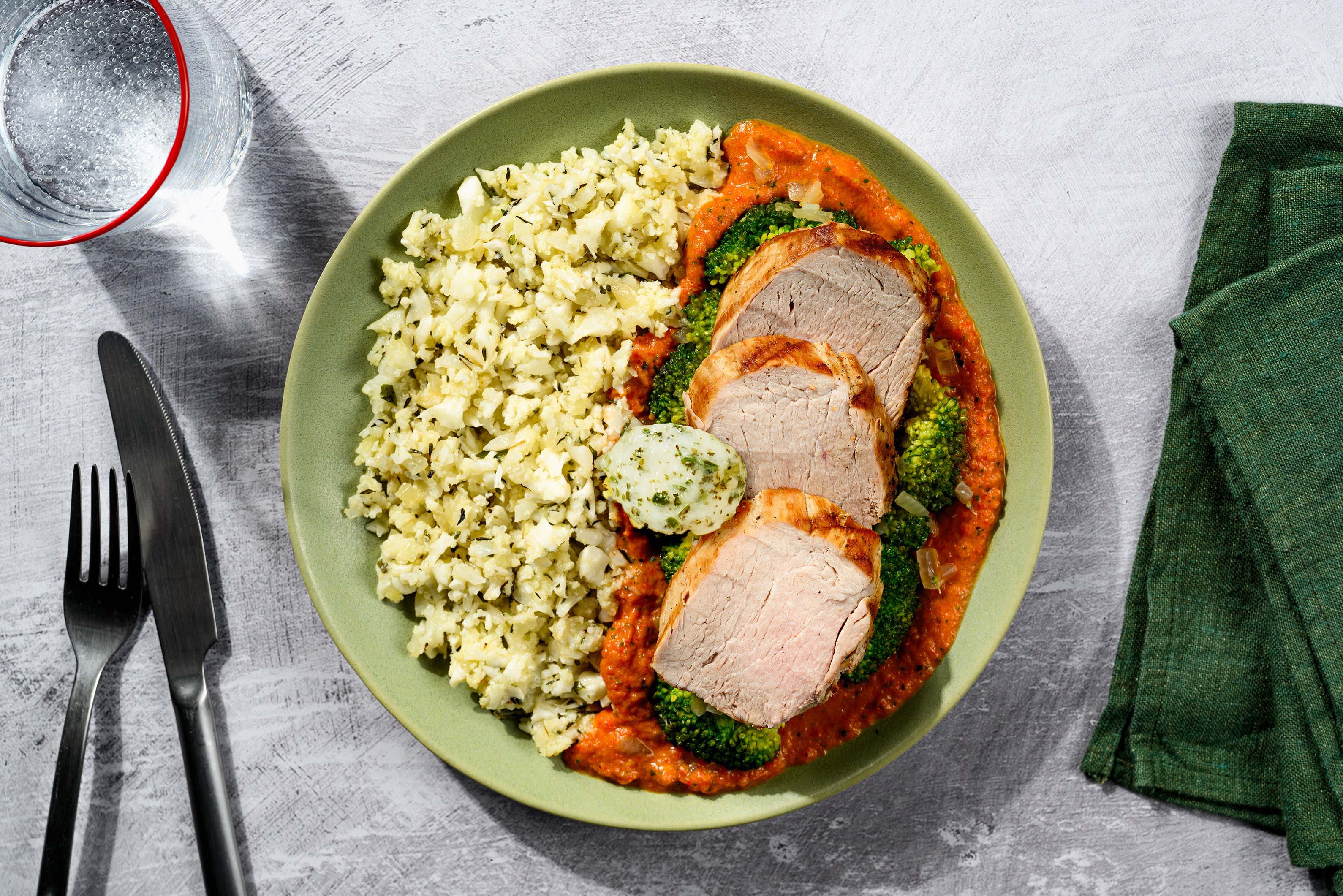 Grillet svinemørbrad med broccoli i pebersauce