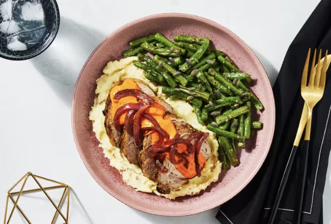 Schweinefilet in Paprikasauce mit Kartoffelpüree, gegrillten grünen Bohnen und karamellisierten Zwiebeln menu preference image