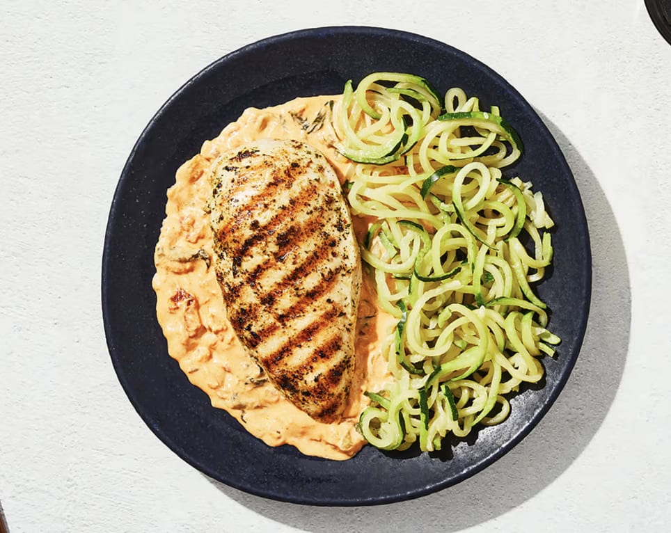 Hähnchen in Tomatencreme mit sonnengetrockneten Tomaten und Zucchini-Spaghetti menu preference image