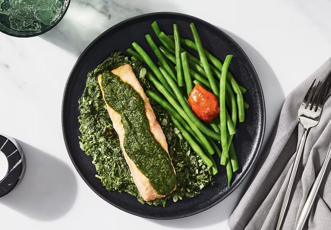 Lachs mit grünem Pesto mit cremigem Spinat und grünen Bohnen in Tomatenbutter menu preference image