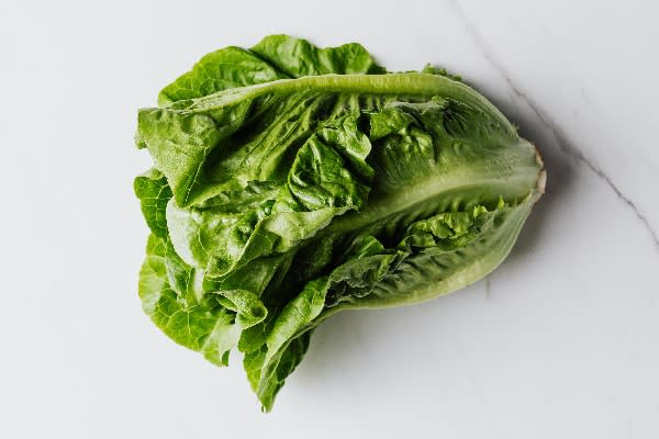 https://img.hellofresh.com/w_3840,q_auto,f_auto,c_limit,fl_lossy/hellofresh_website/us/articles/10-types-of-lettuce/Romaine-lettuce.jpg