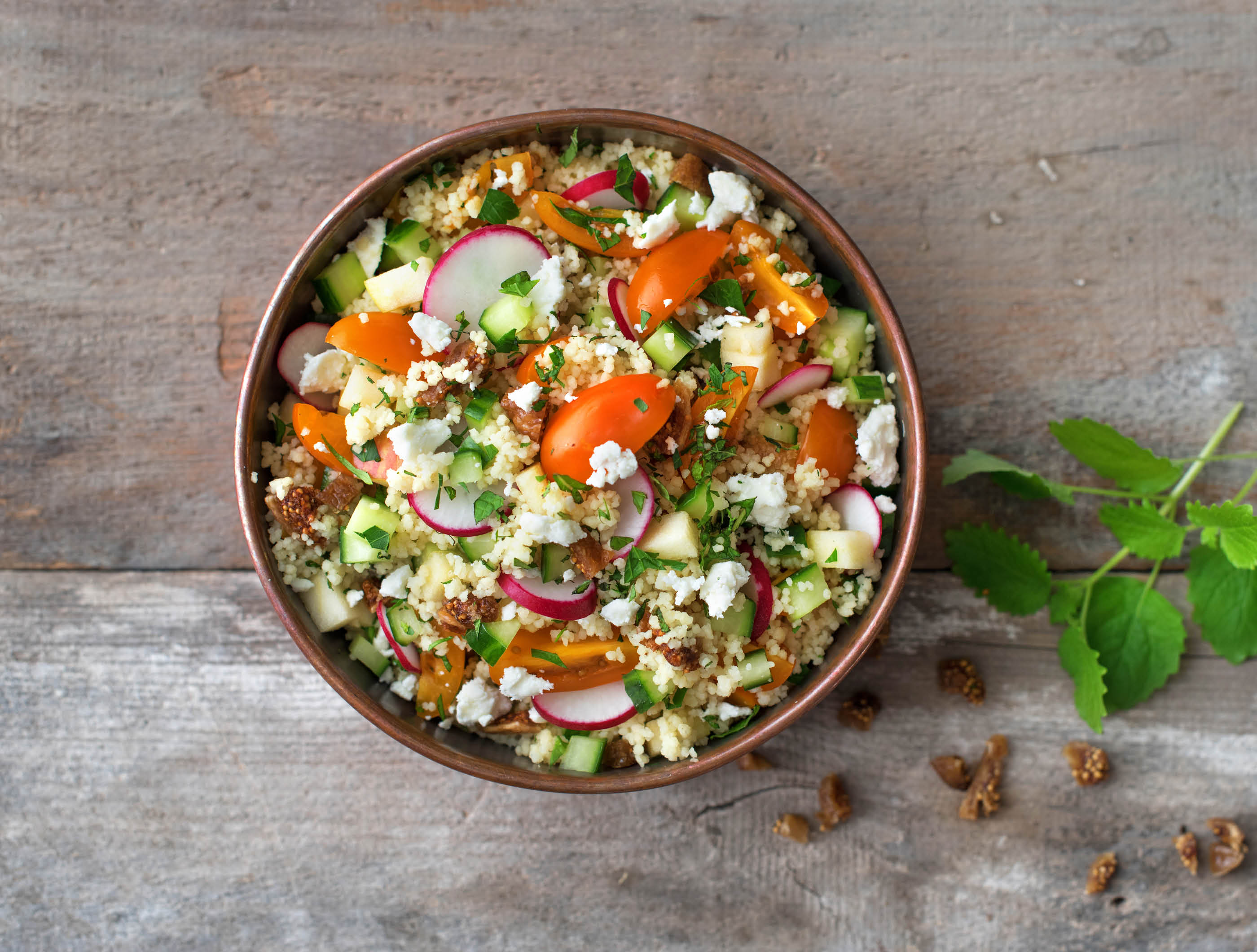 Taboulé à la pomme, aux figues, à la feta et aux herbes vertes fraîches