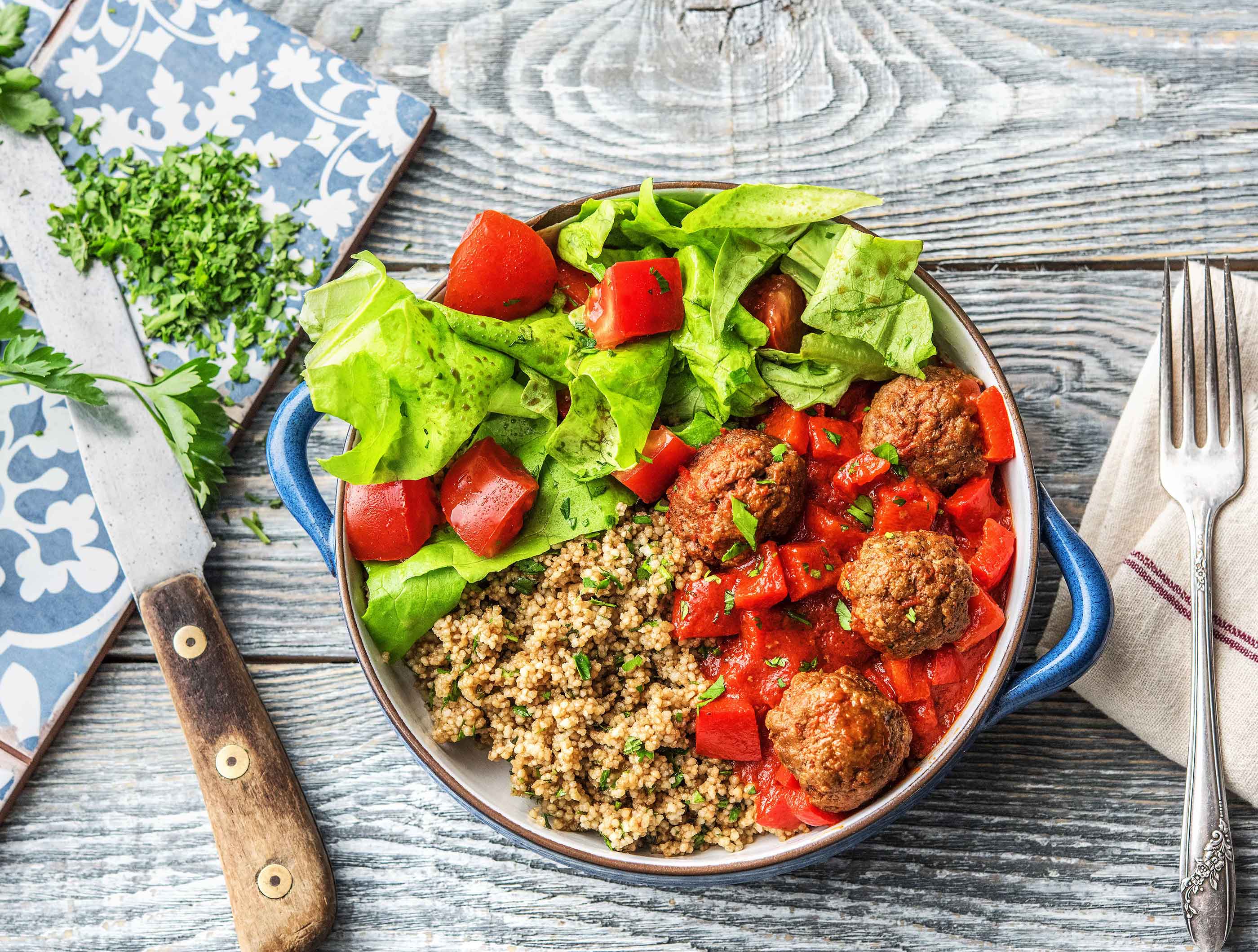Couscous met gehakballetjes, rode saus en frisse salade