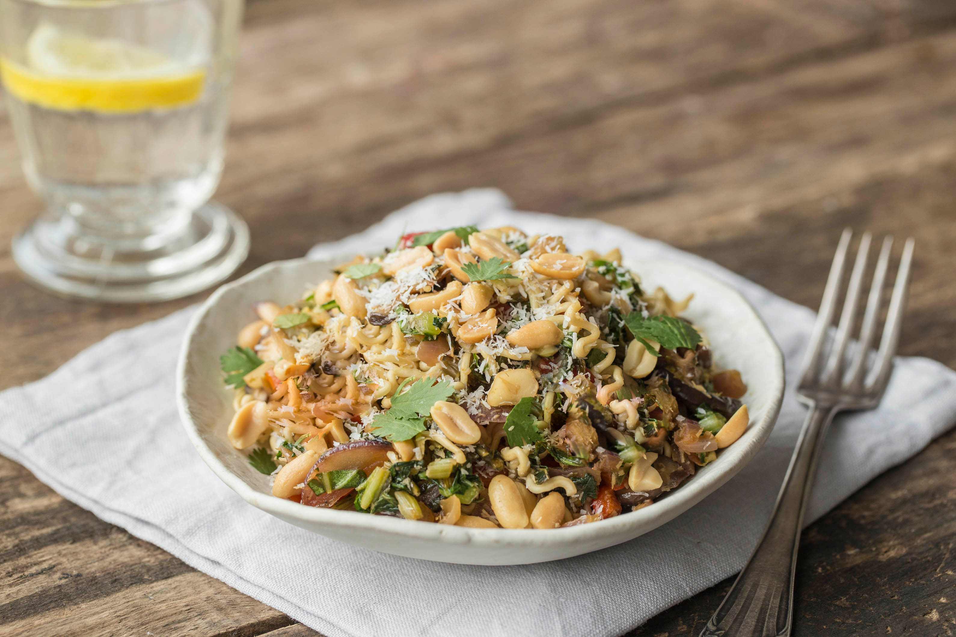Noedels met shiitake, choisam, pinda’s en geraspte kokos