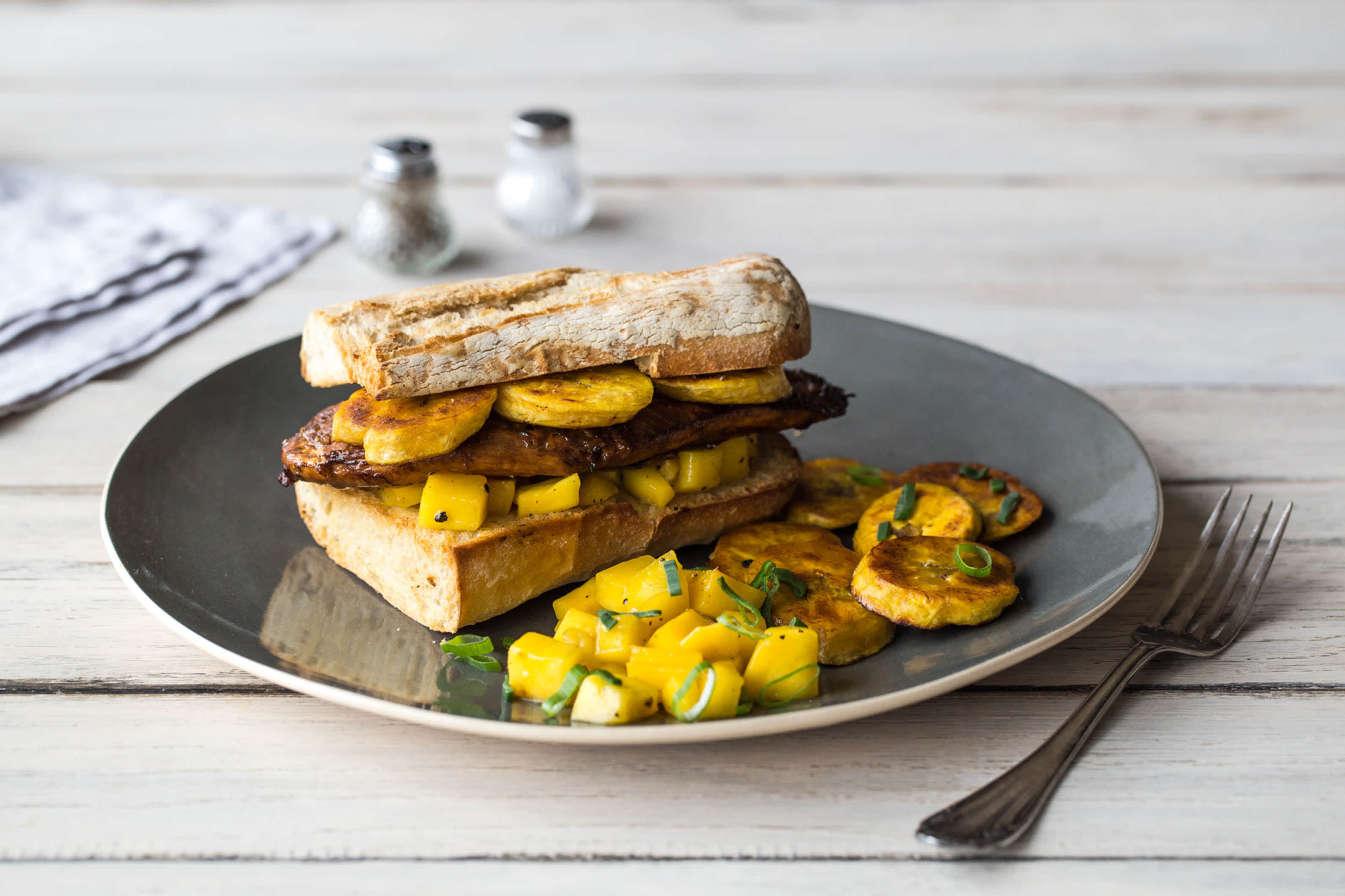 Exotischer Jerk-Chickenburger
