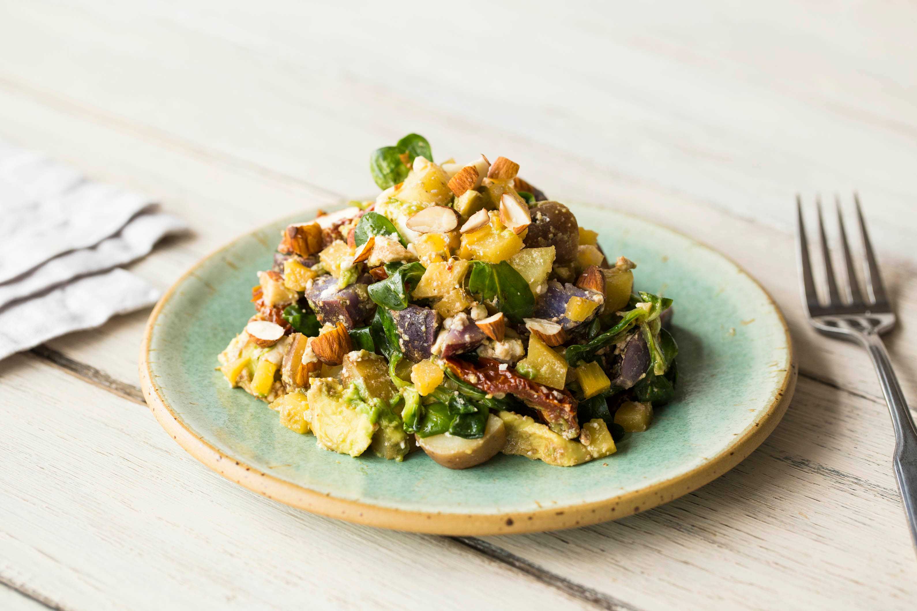 Regenboogkrieltjes met gele biet, avocado, feta en amandelen
