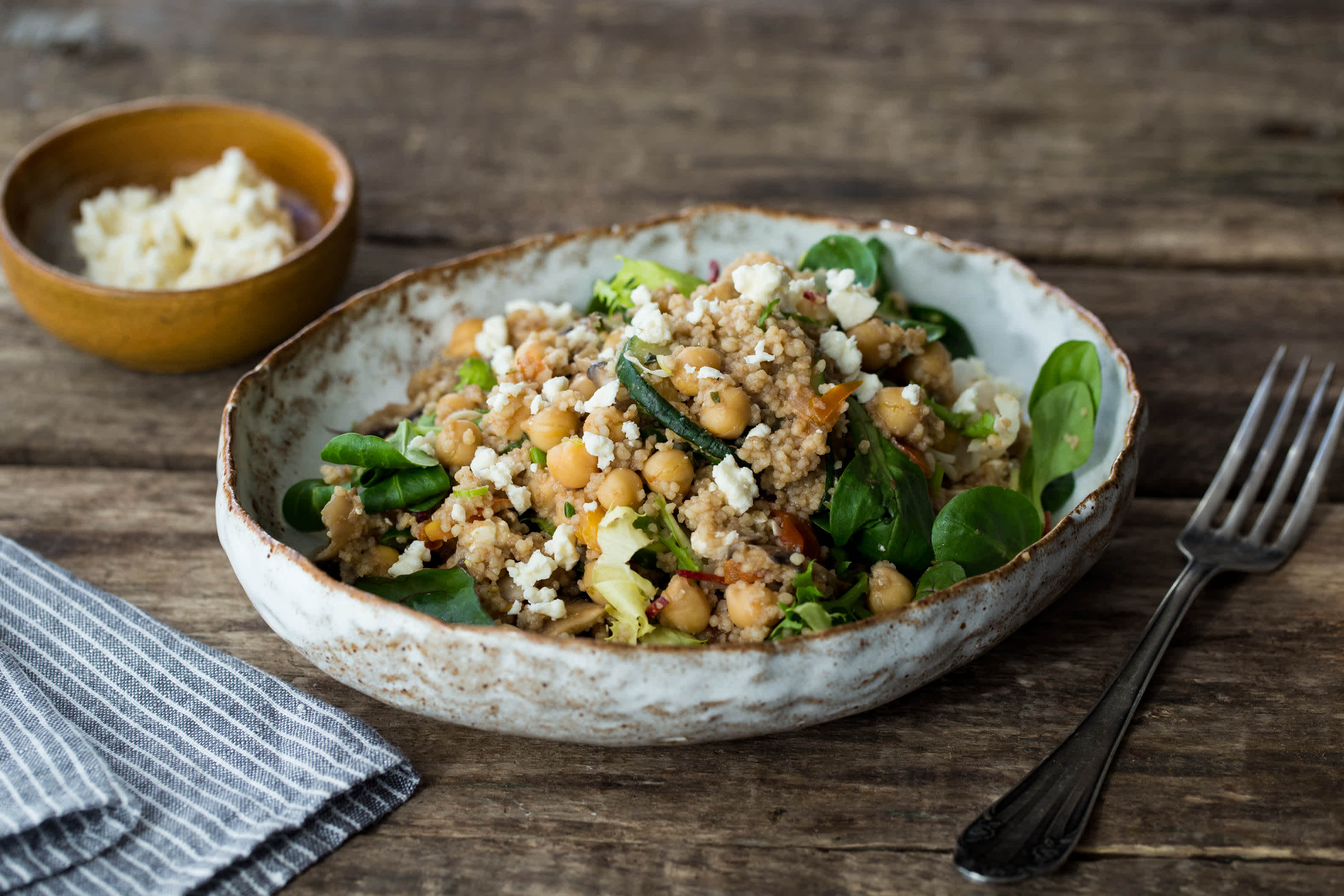 Couscous met gegrilde groenten, kikkererwten en fetablokjes
