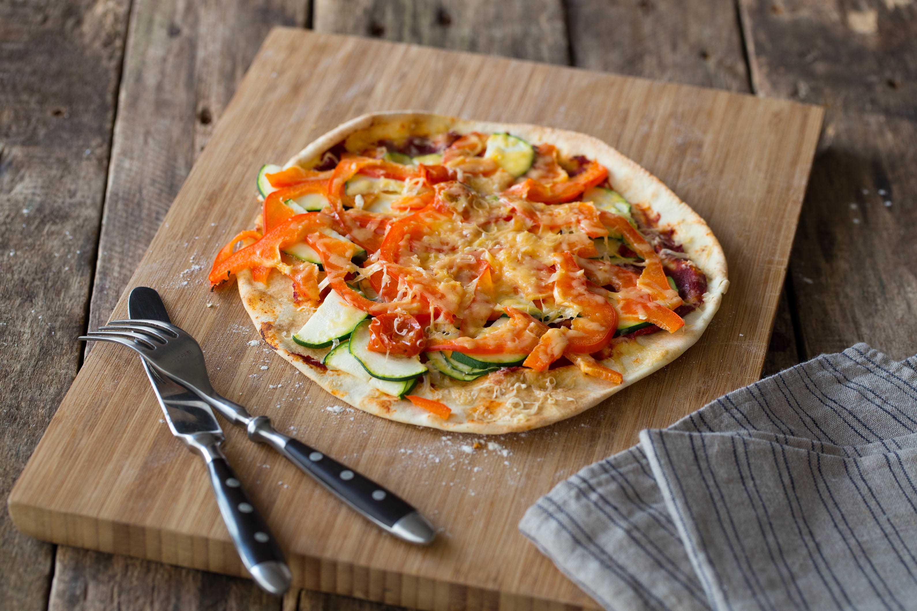 Platbroodpizza’s met groenten en oude kaas