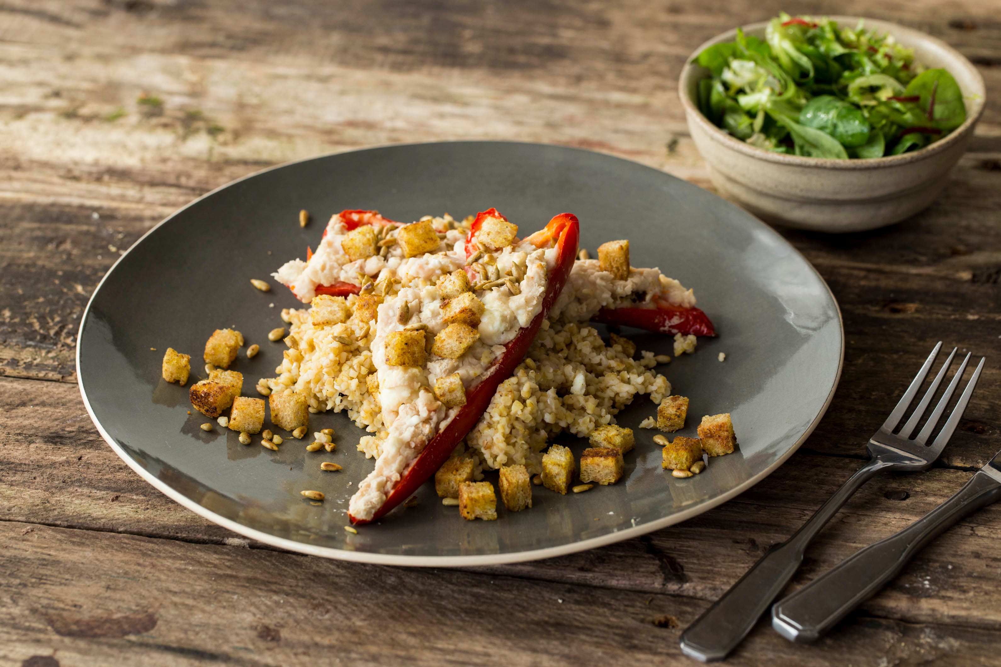 Spitzpaprika gefüllt mit Feta und Bohnen