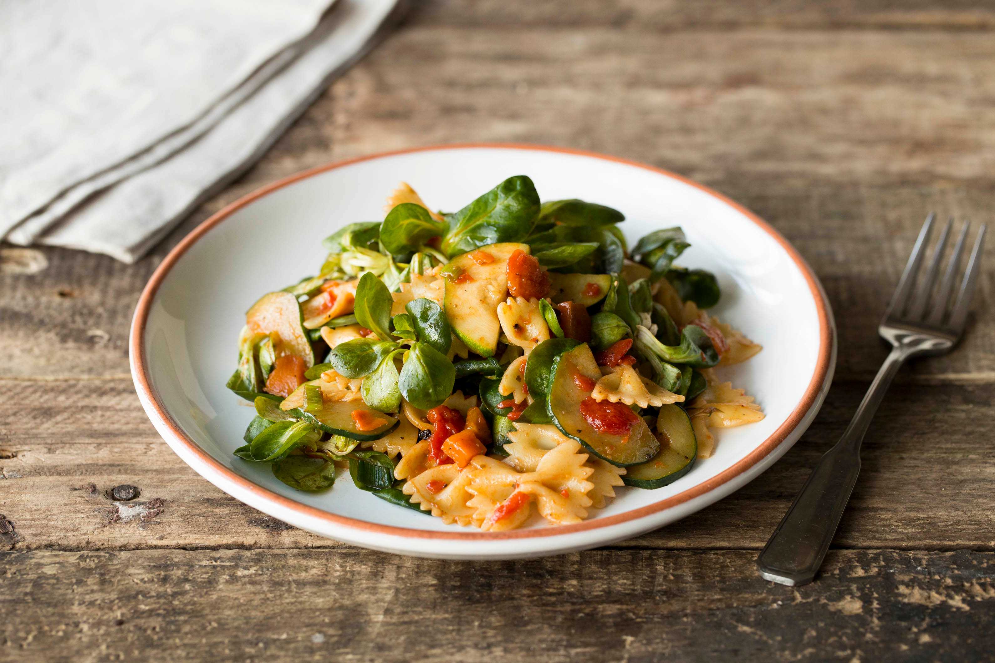 Pastasalade met rode paprikapesto