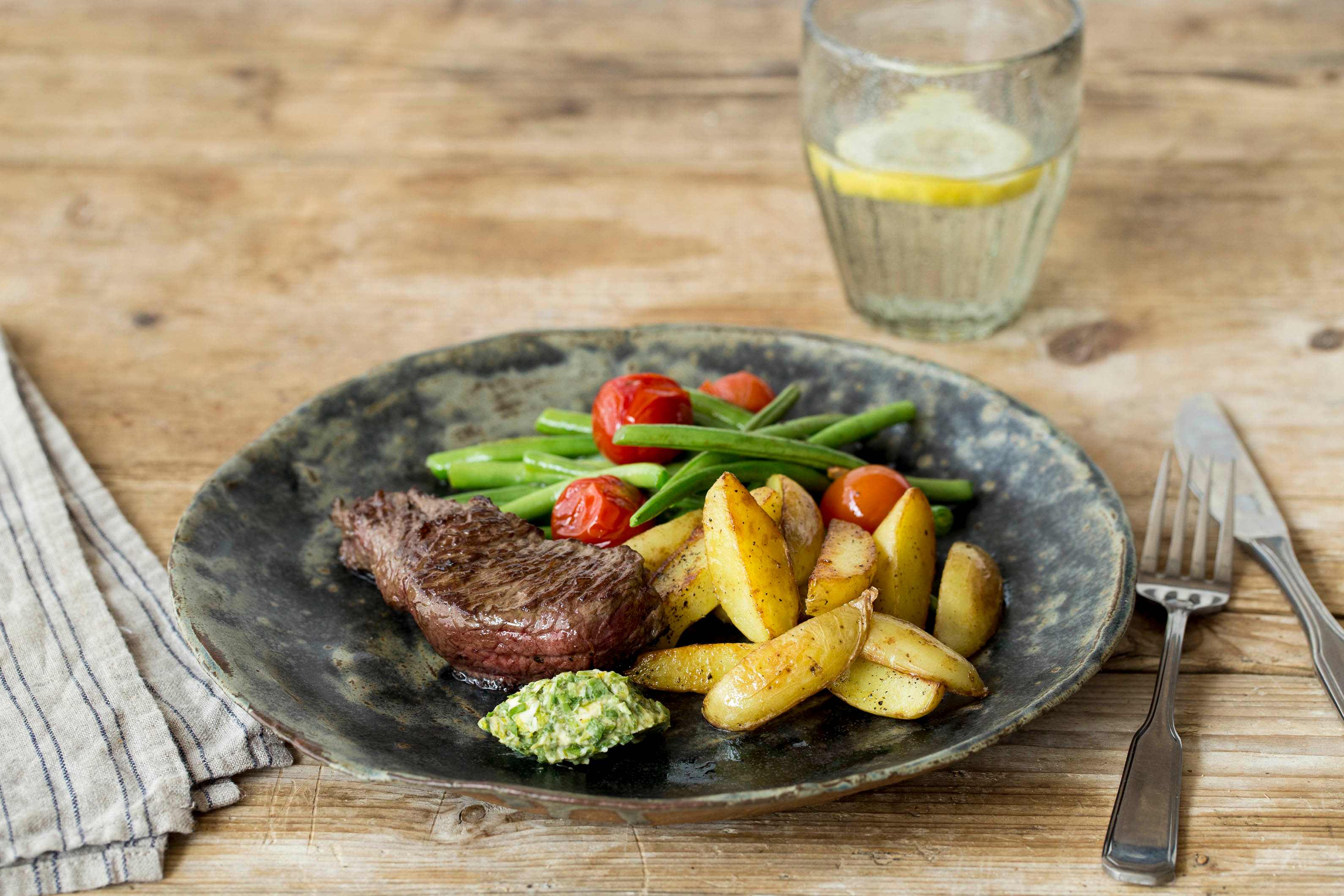 Saftiges Steak mit Senf-Kräuter-Butter,