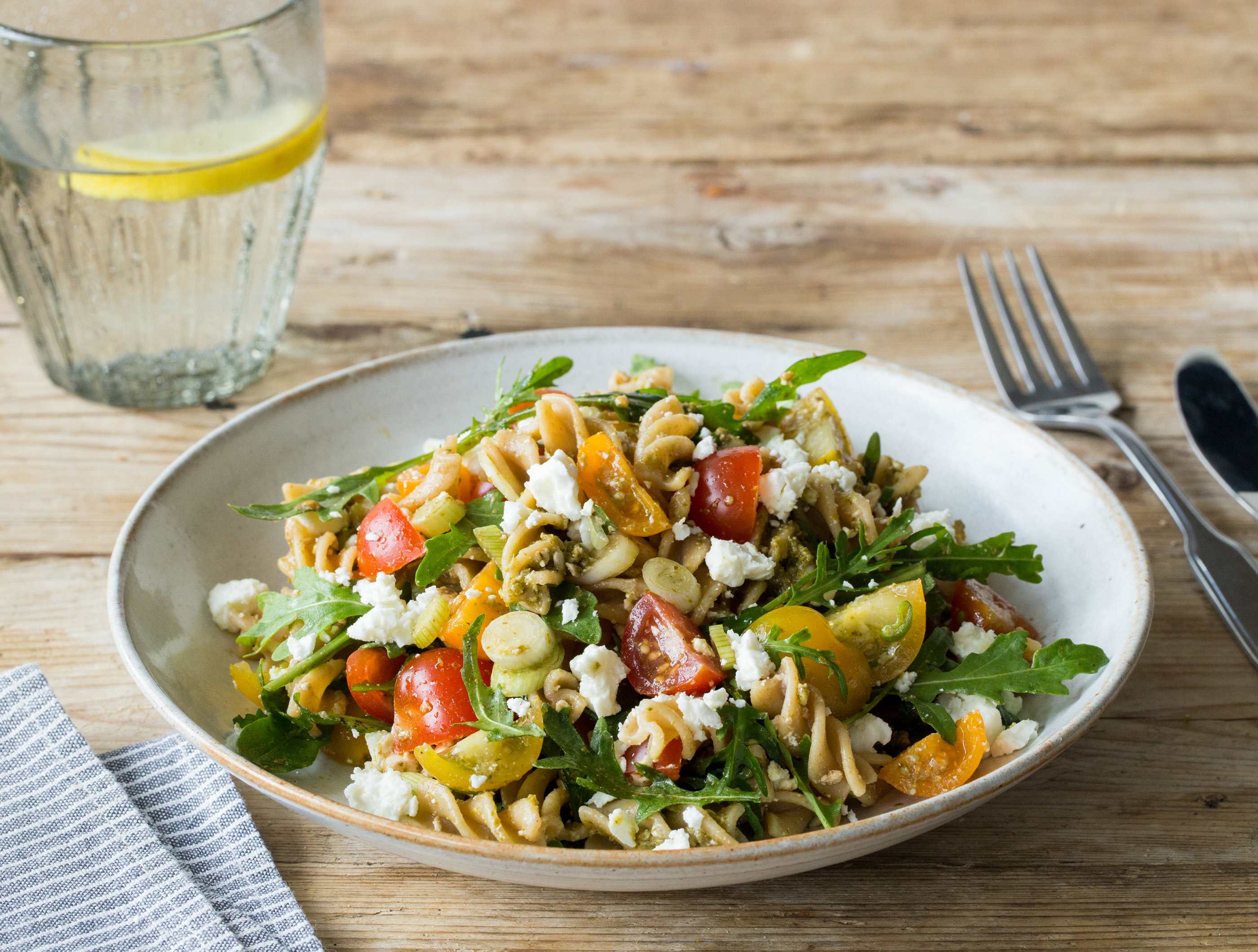 Pastasalade met groene pesto, tomaten en feta