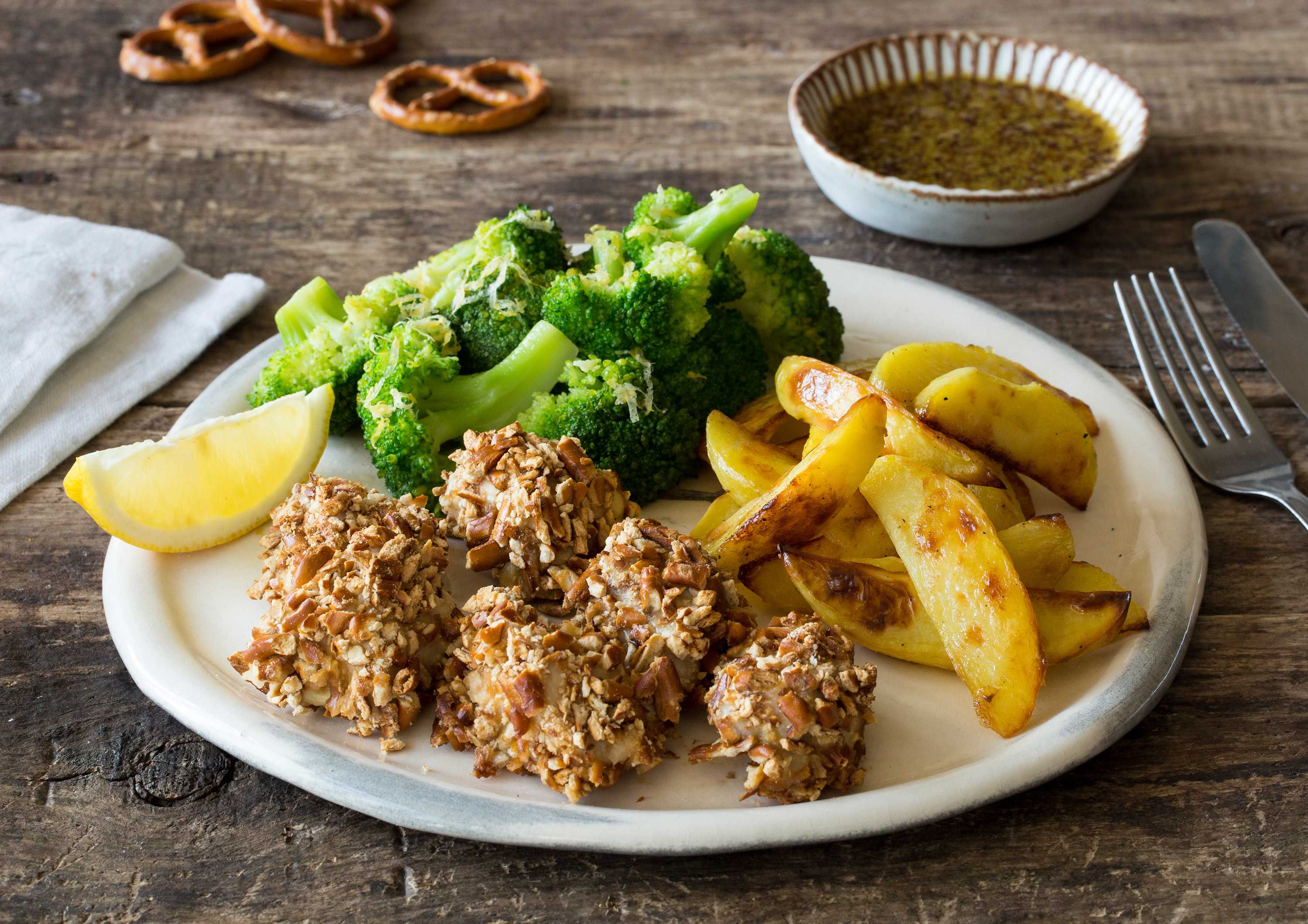 Ofen-Hähnchen in Brezelpanade mit knusprigen Kartoffel-Wedges,