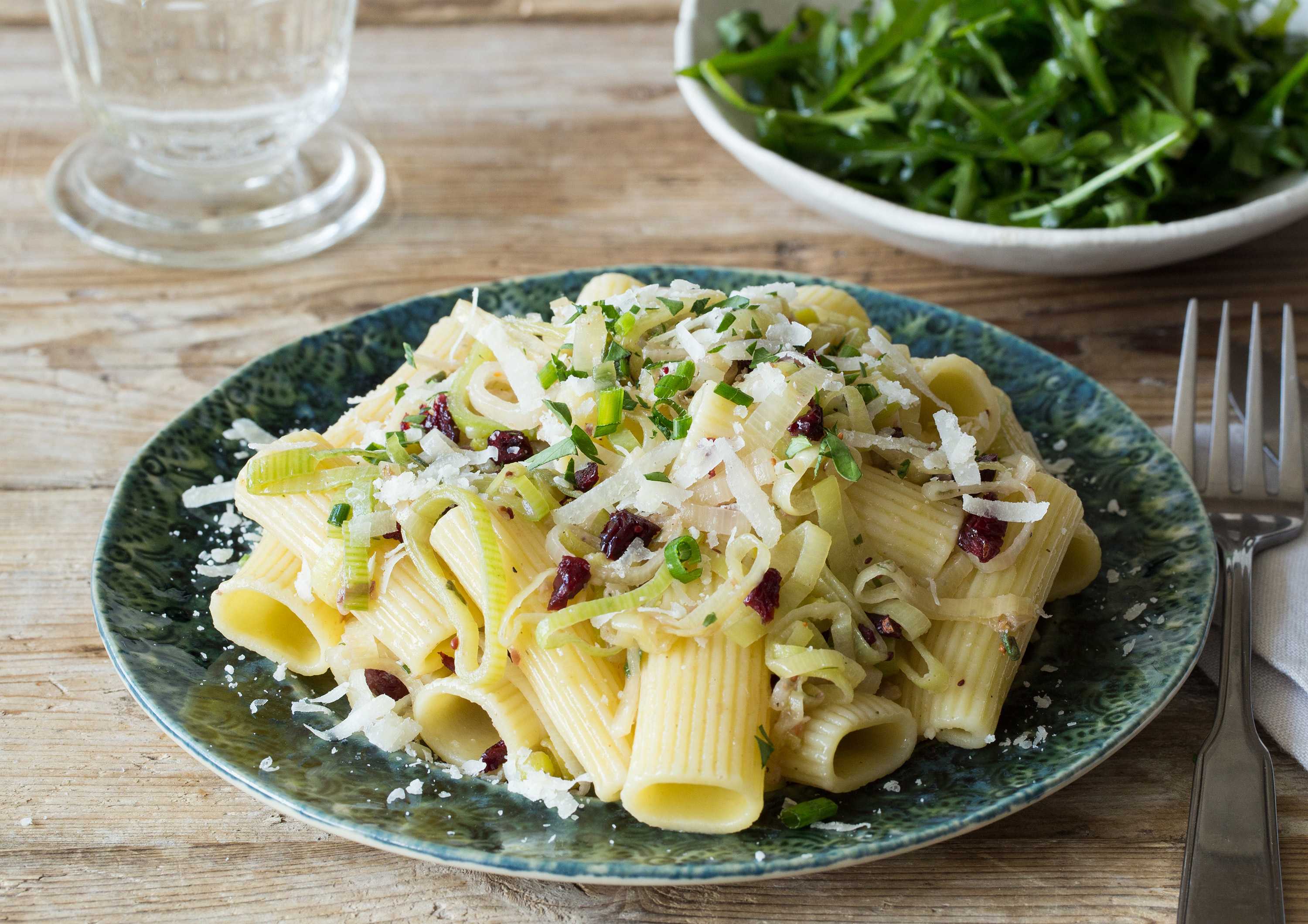 Marokkanisch angehauchte Rigatoni in Porree-Cranberries-Parmesan-Soße
