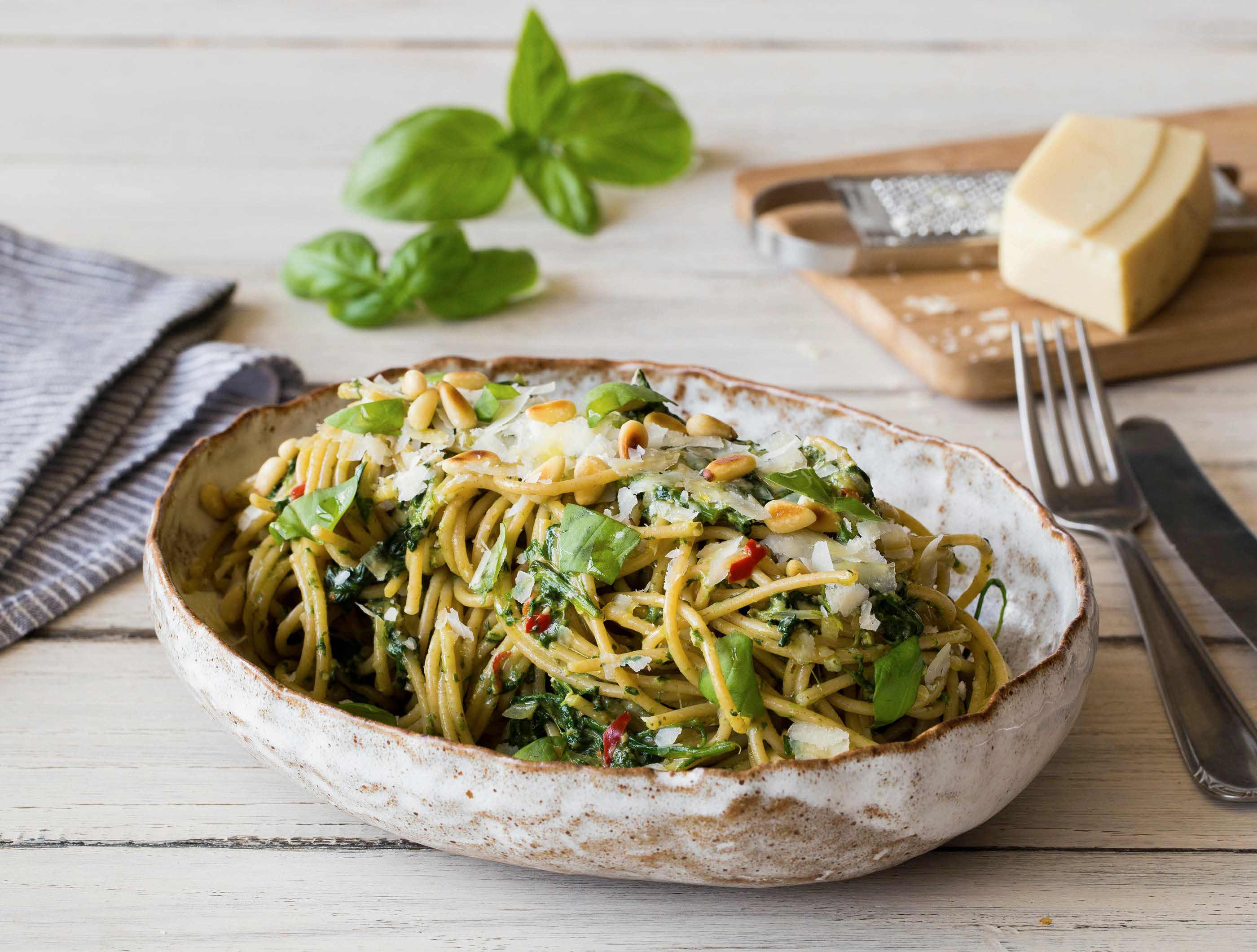 Spaghetti integrale met spinazie-pestosaus en  Parmigiano Reggiano