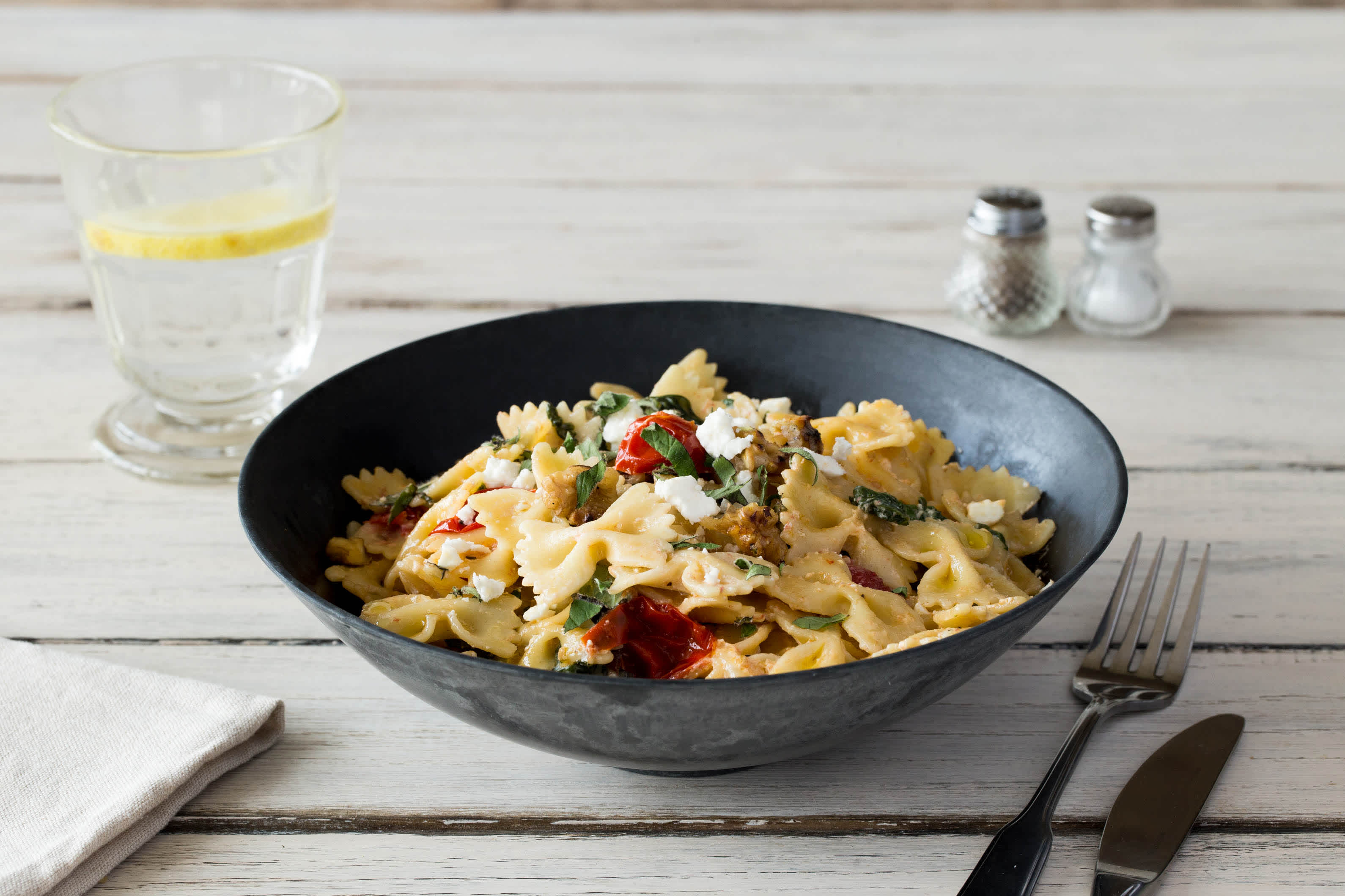 Leckere Kirschtomaten-Spinat-Farfalle
