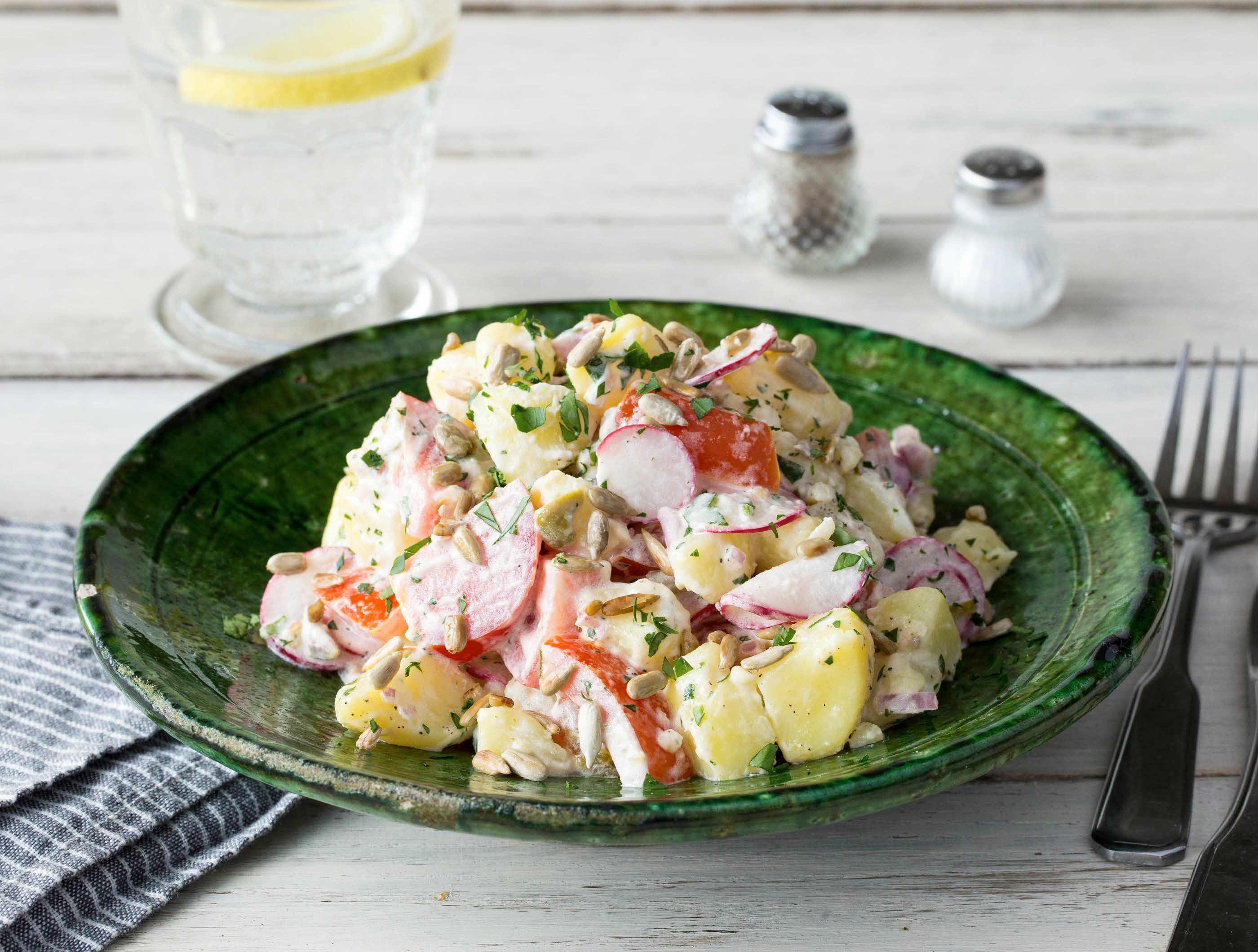 Aardappelen met olijvencrème, tomaten en radijs