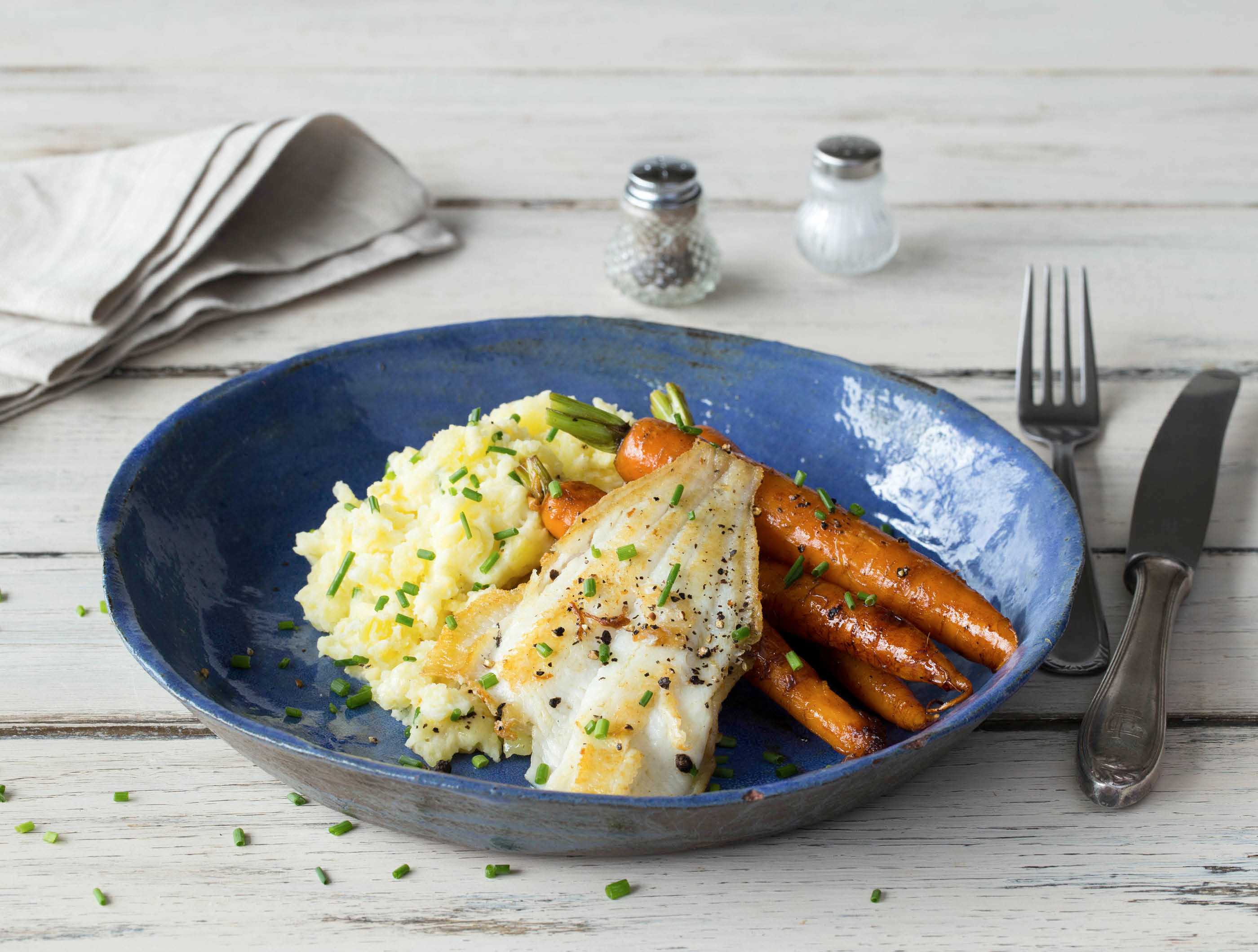 Gebakken scholfilet met geglaceerde bospeen en aardappelpuree