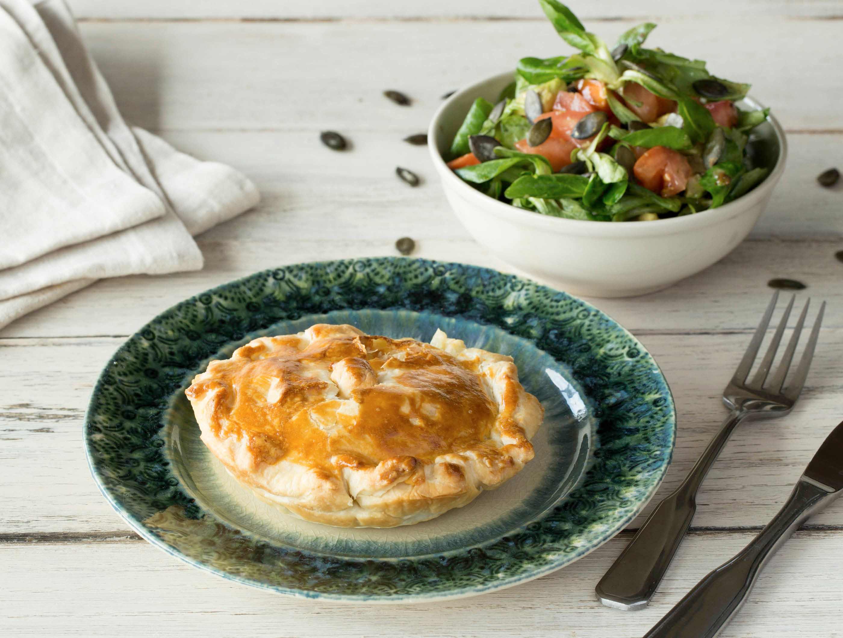Spinazie-fetapastei met een salade van avocado en tomaat