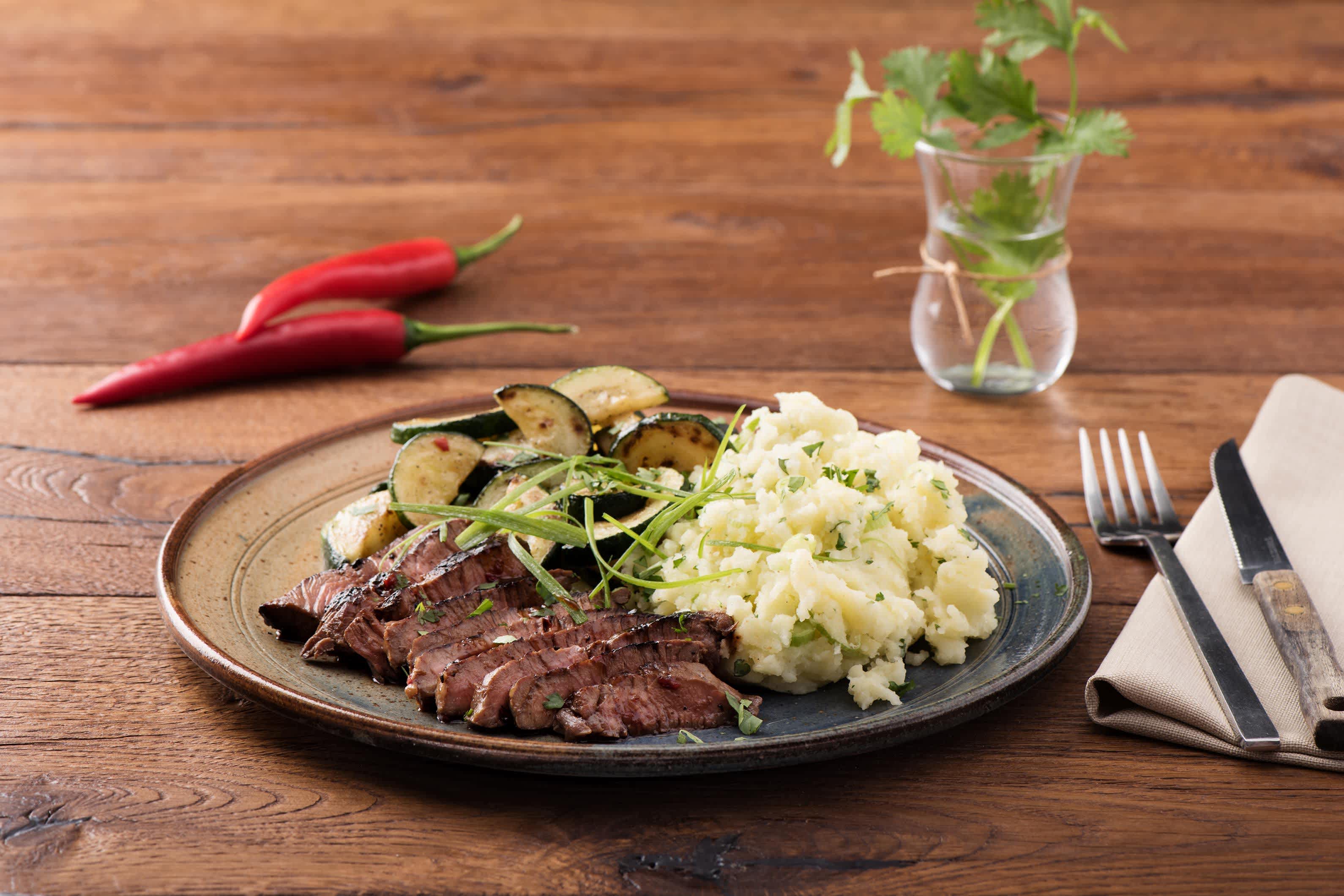 Asiatisch marinierte Rindersteaks mit cremigem Kartoffelstampf,