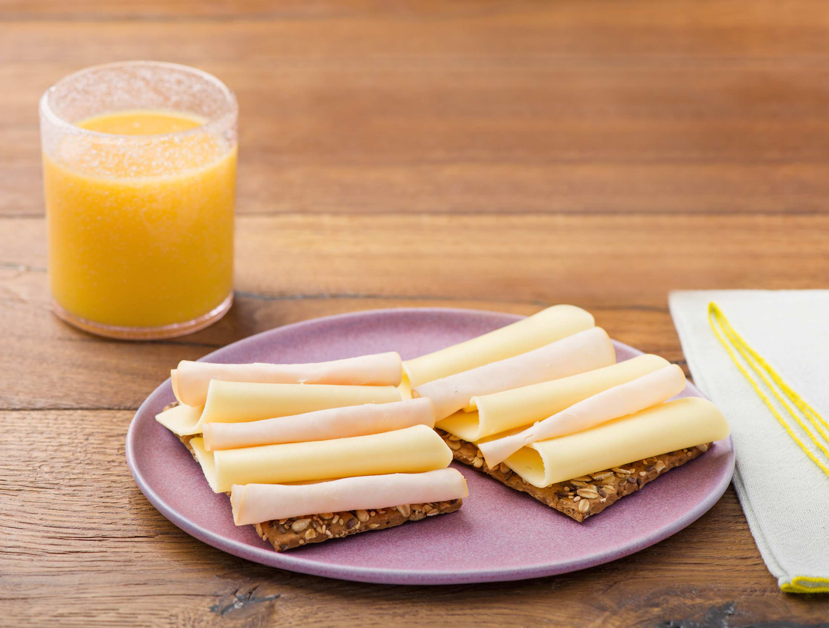 Crackers met kaas en kalkoenfilet