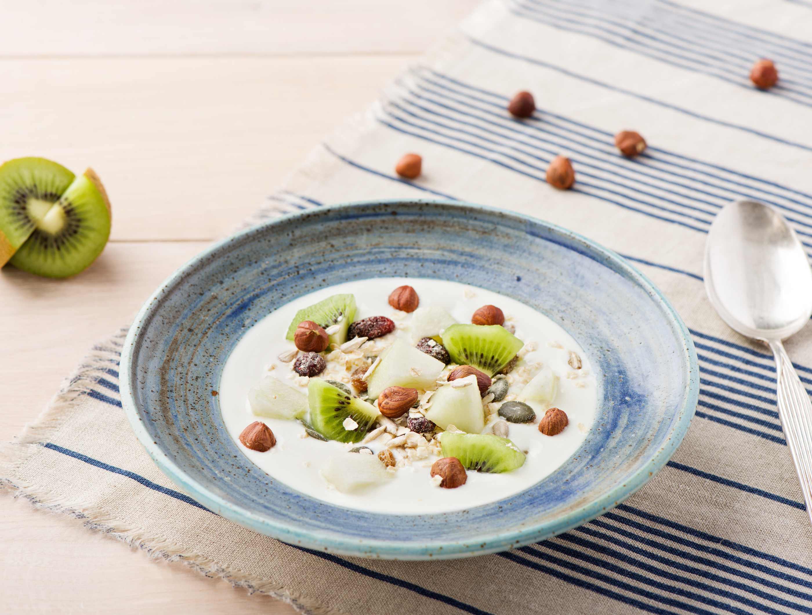 Halfvolle yoghurt met kiwi, peer en muesli
