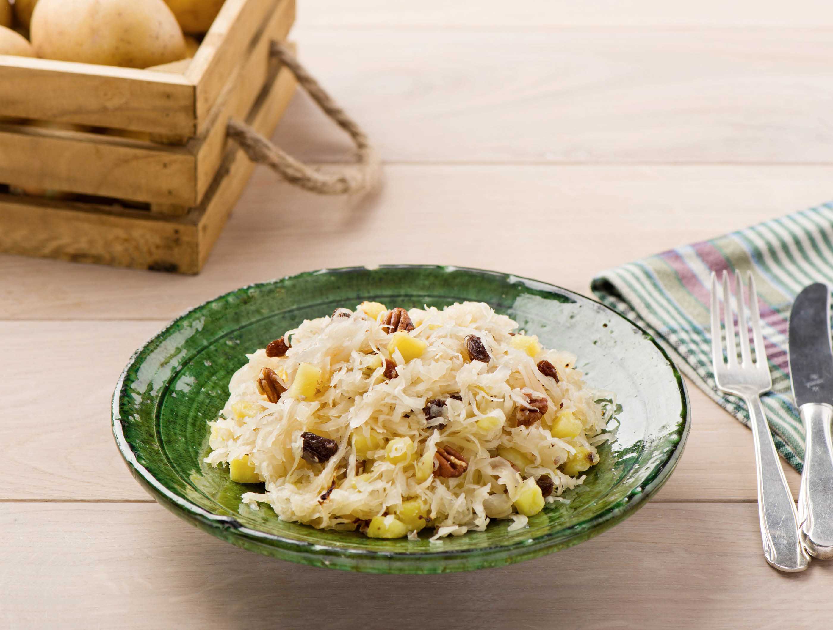 Zuurkoolaardappelschotel met ananas en rozijnen