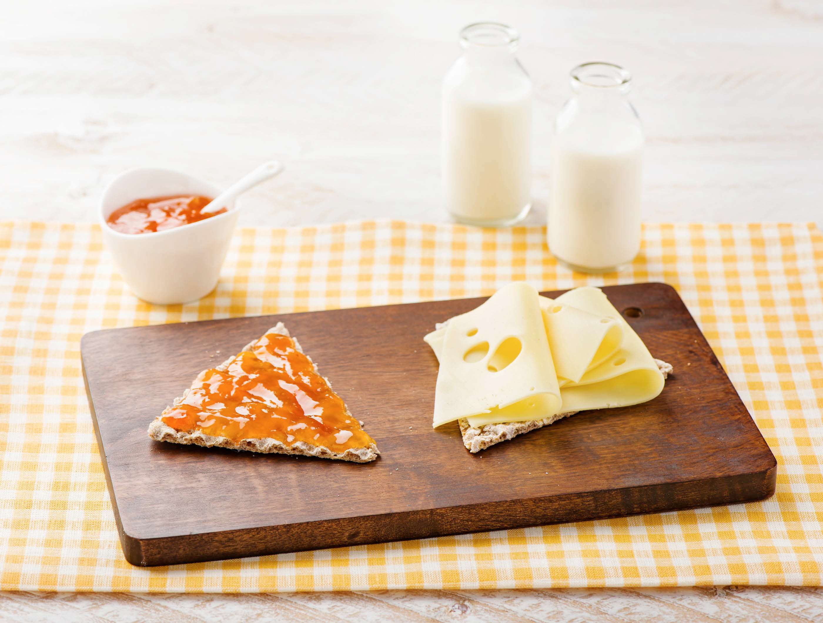 Zweedse crackers met kaas en jam