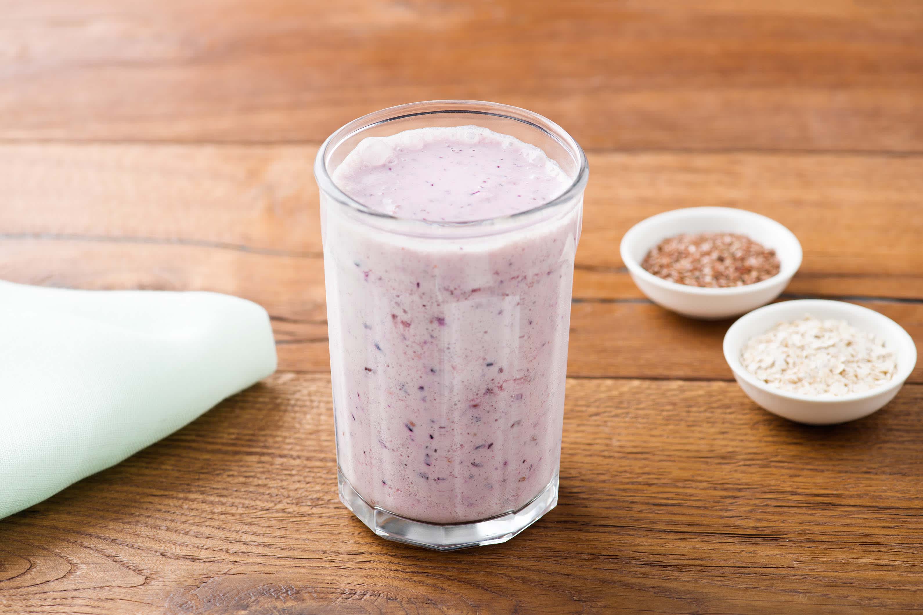Smoothie met blauwe bessen, lijnzaad en havermout