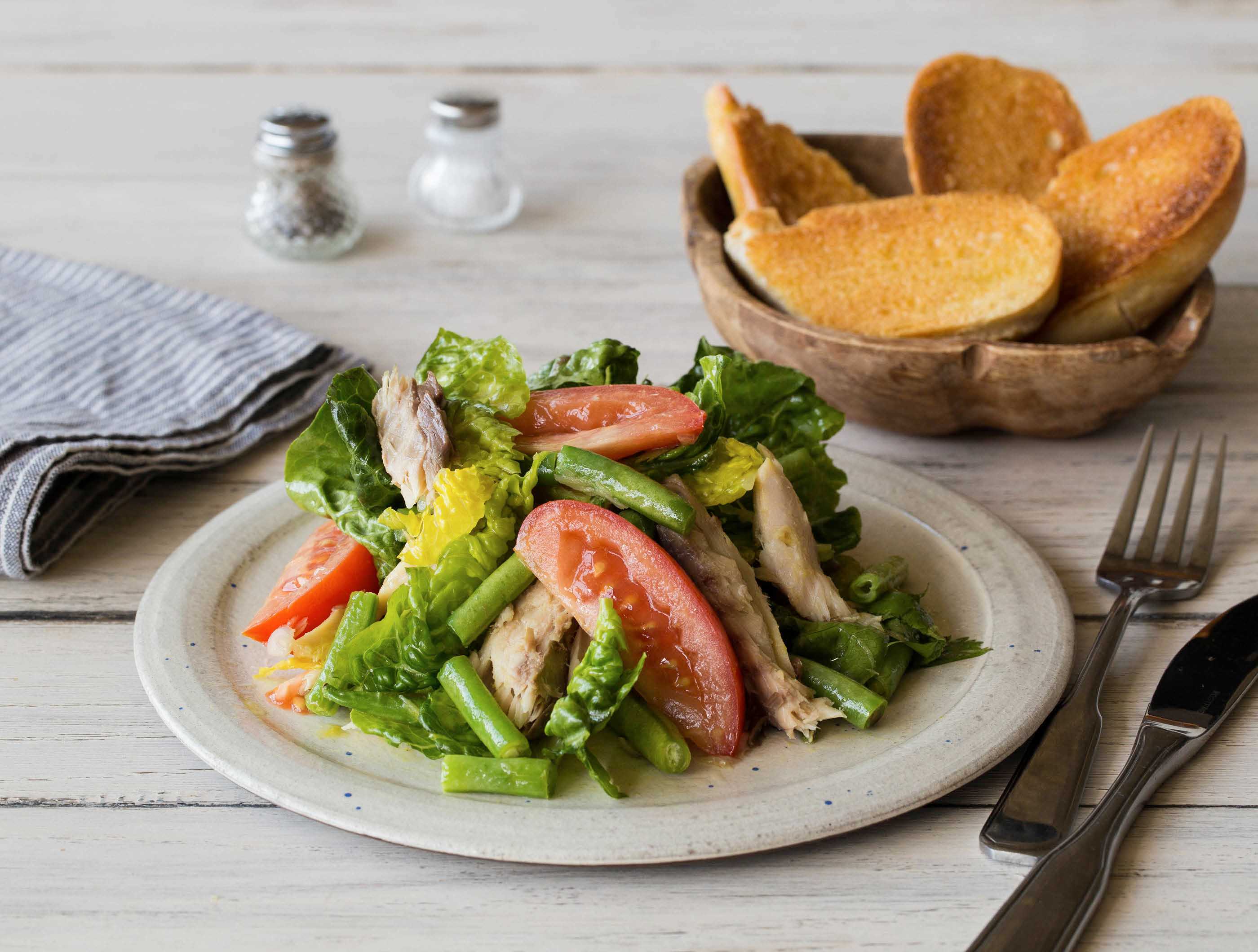Salade van warmgerookte makreel met knoflookbrood