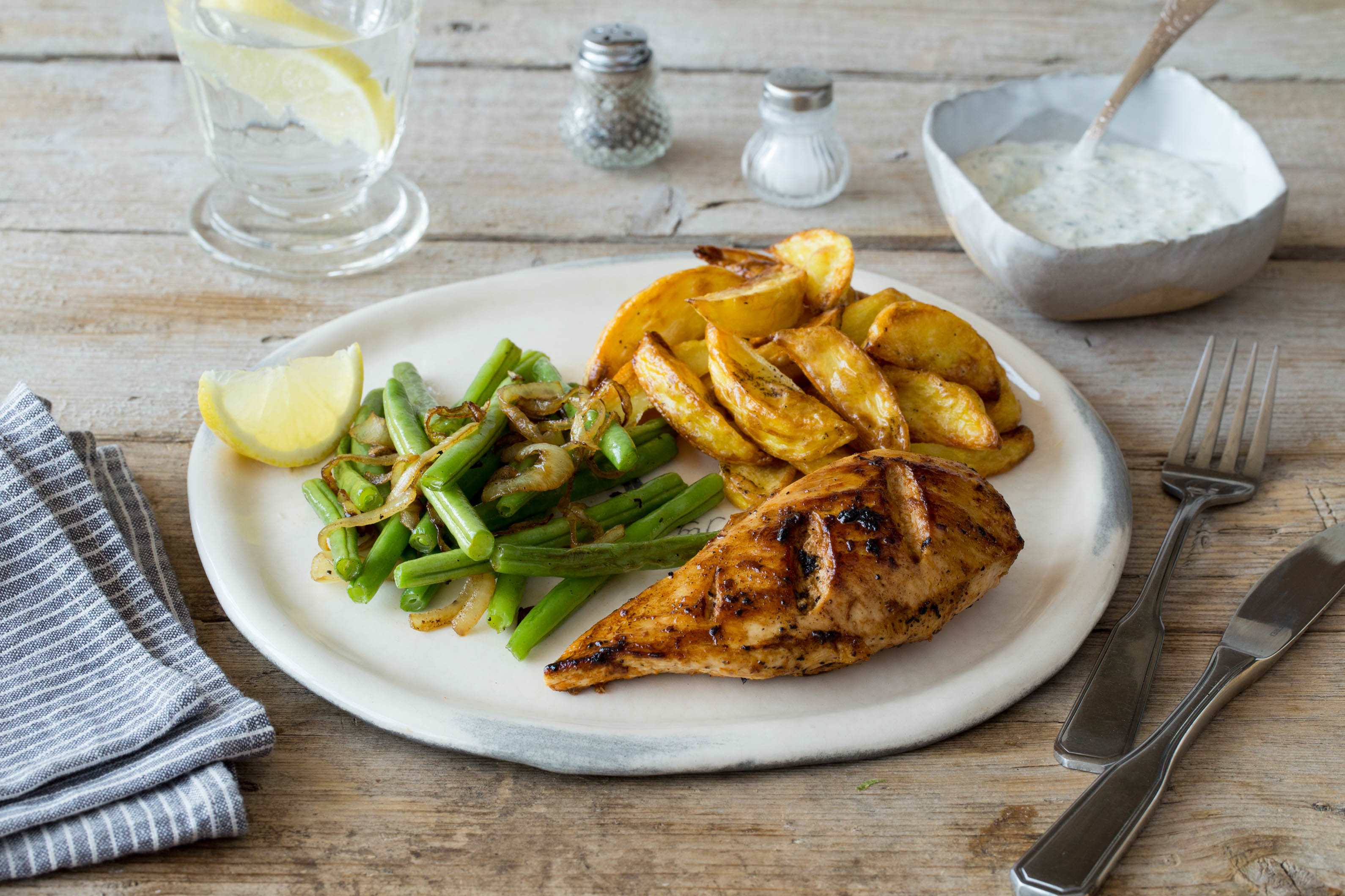 Knusprige Cajun-Hähnchenbrust mit Kartoffelwedges