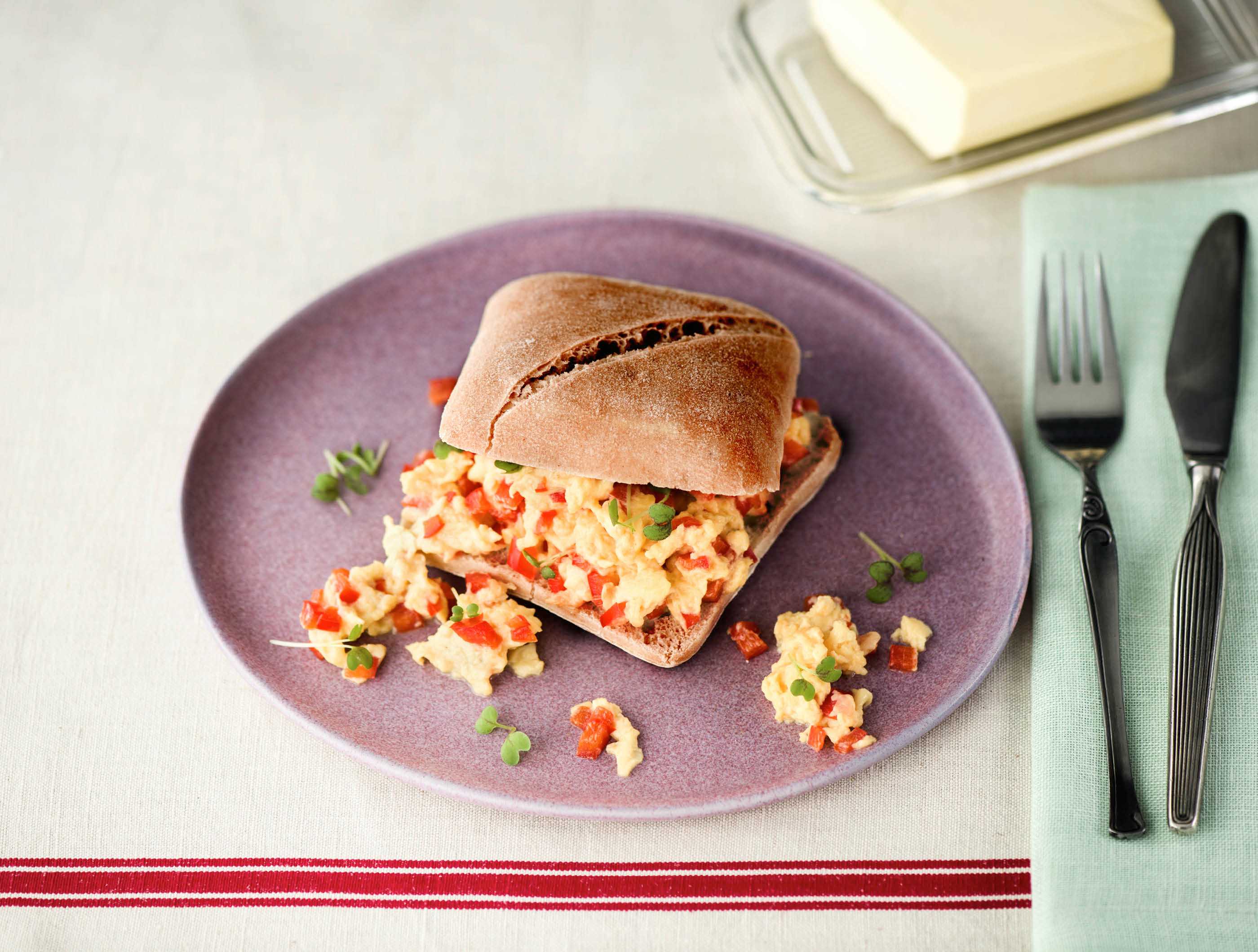 Ciabatta met roerei, paprika en rucolacress