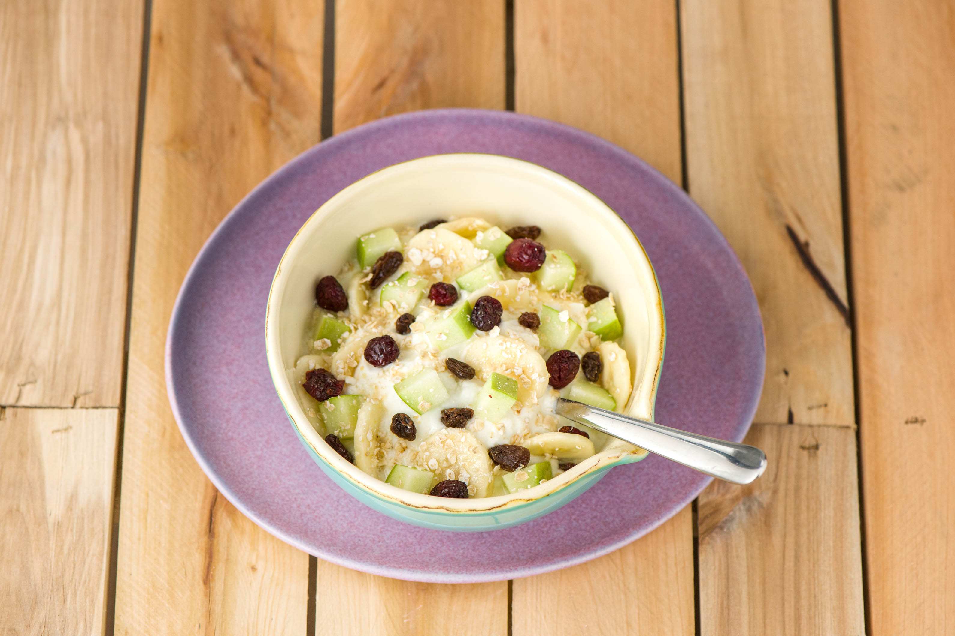 Bulgaarse yoghurt met fruit, havermout en cranberry-rozijnenmix