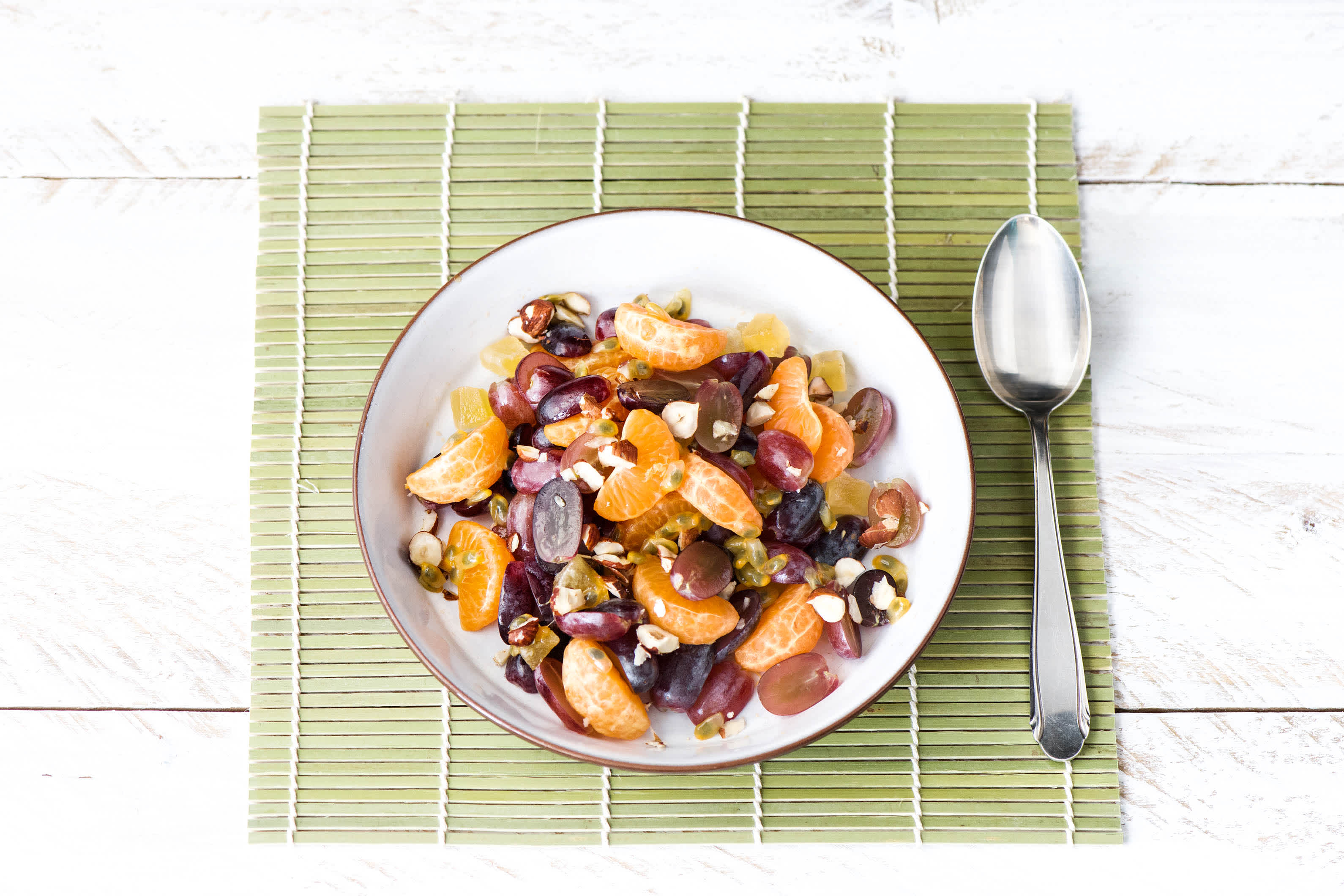 Fruitsalade met gedroogde ananas en hazelnoten