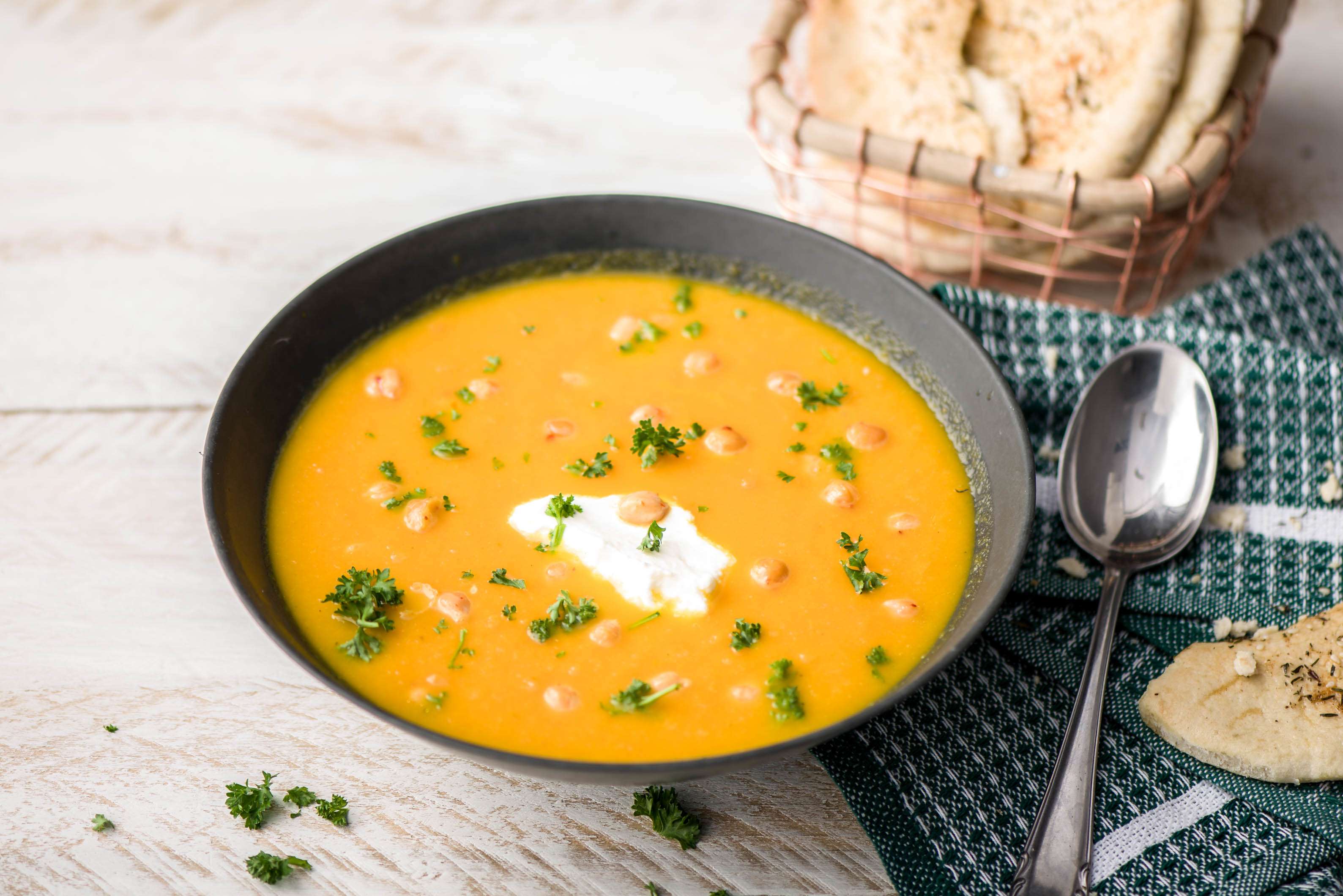 Marokkanische Karottensuppe mit gerösteten Kichererbsen,
