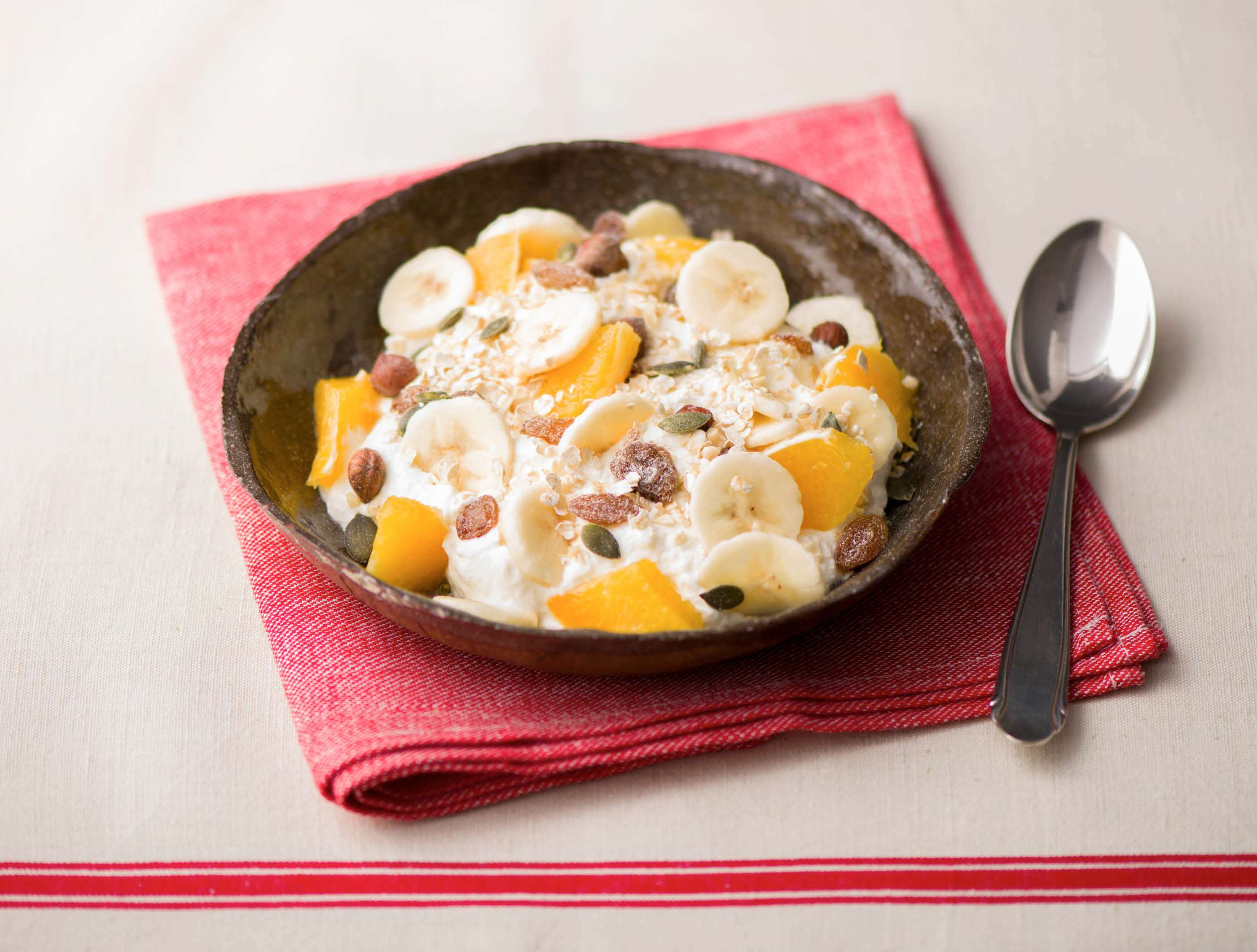 Halfvolle yoghurt met banaan, sinaasappel en muesli
