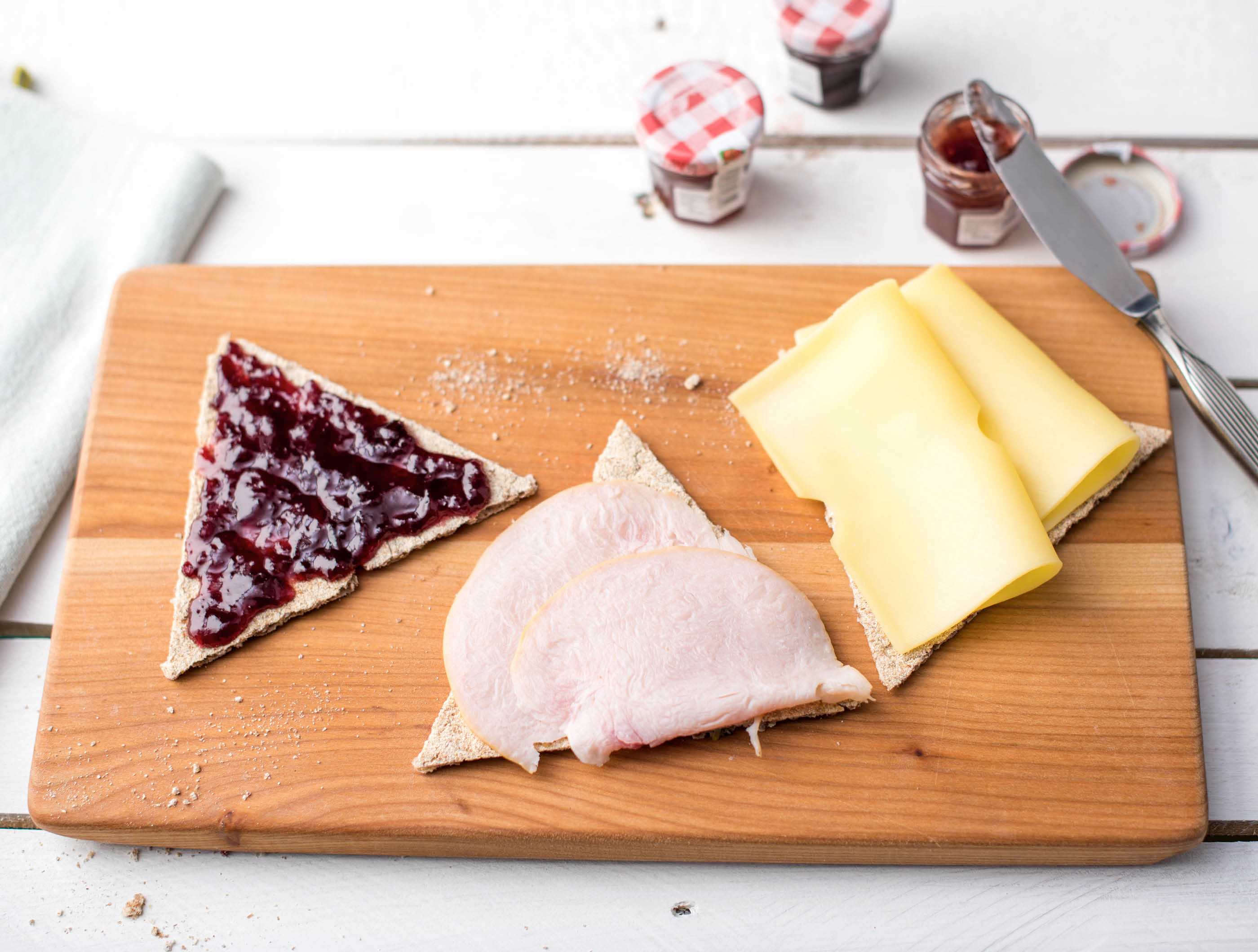 Zweedse crackers met oude kaas, kalkoenfilet en jam