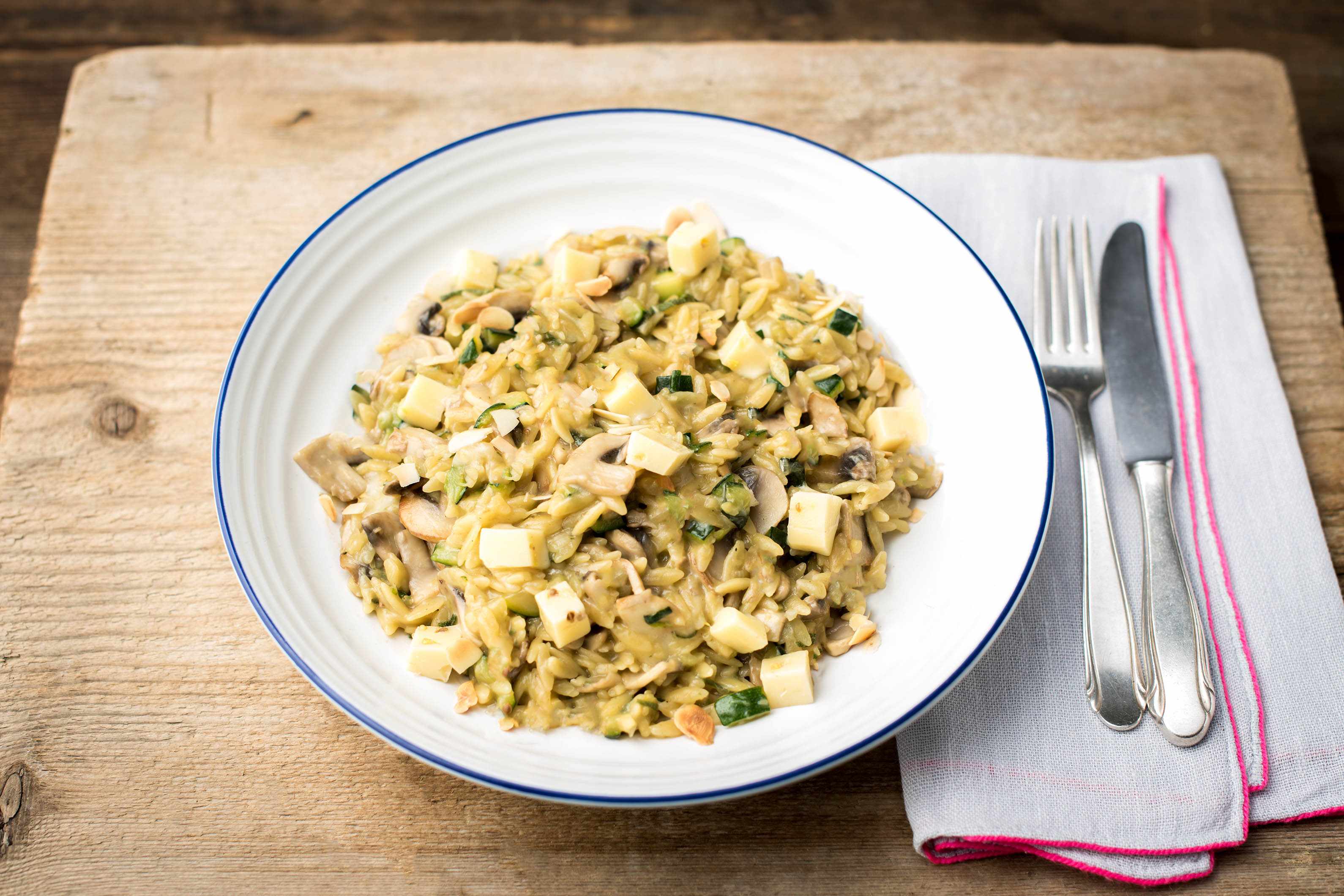 Orzo met courgette, bospaddenstoelenkaas en verse salie