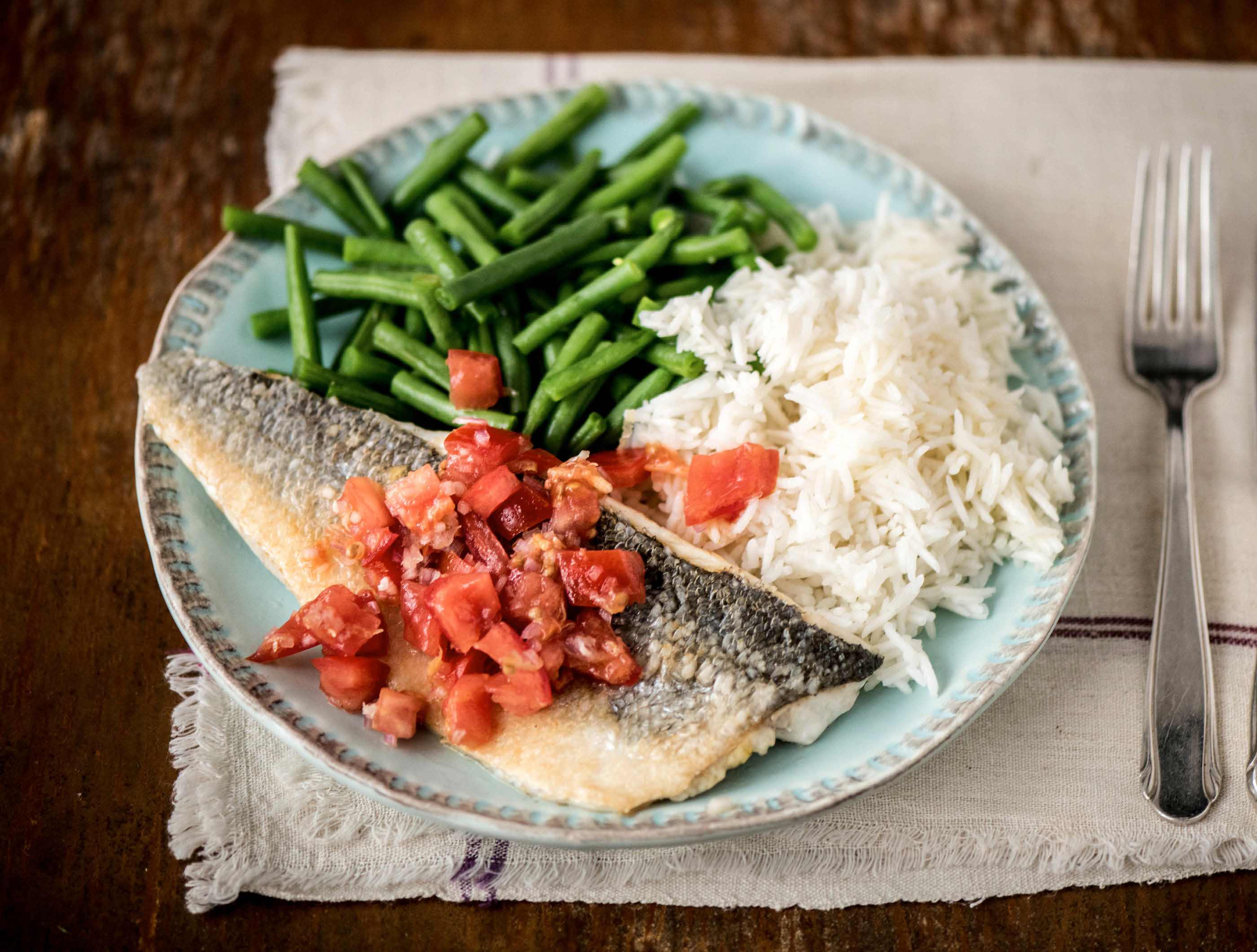 Gebakken zeebaarsfilet met tomatensalsa en rijst