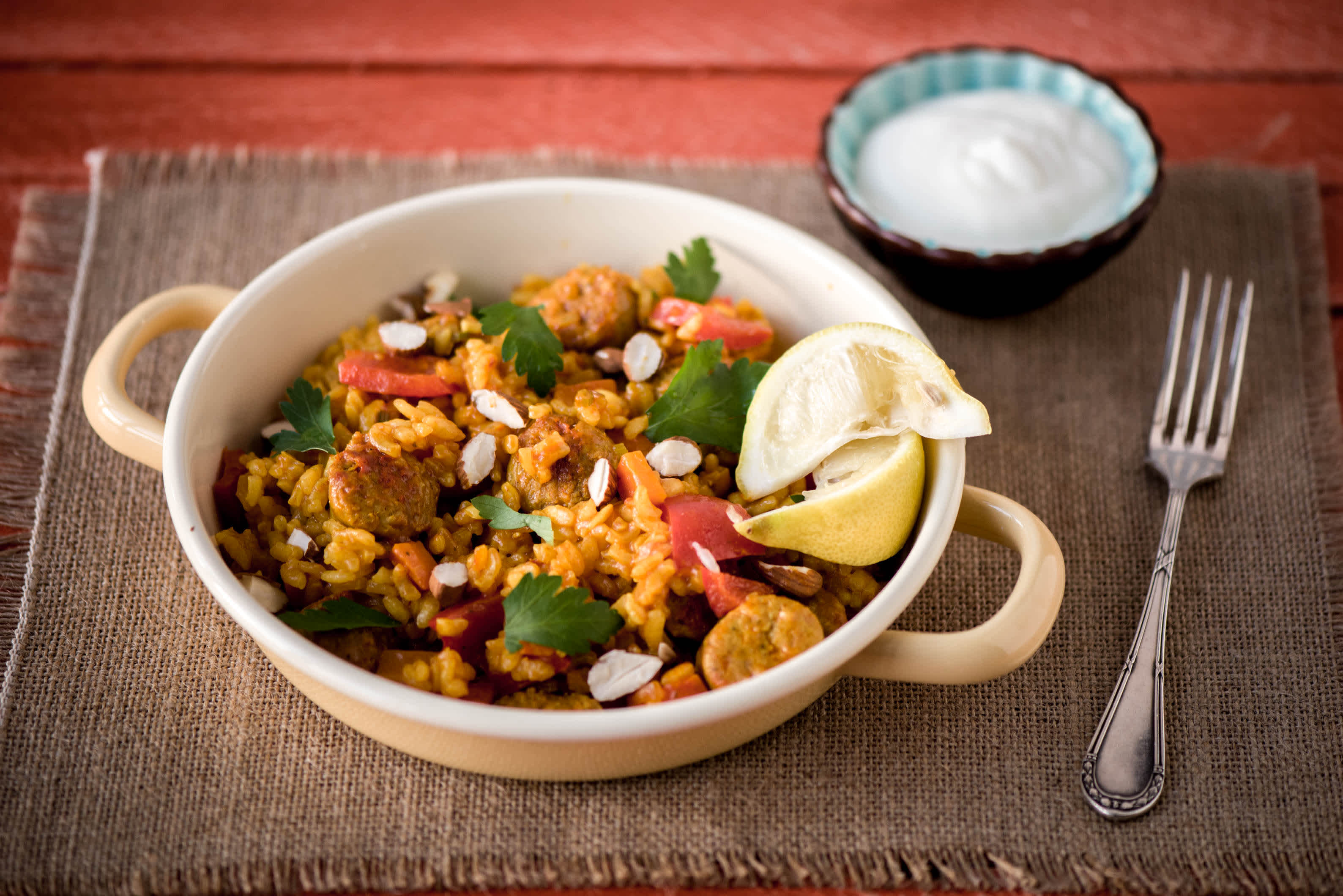 Chorizo-Paella mit gerösteten Mandeln