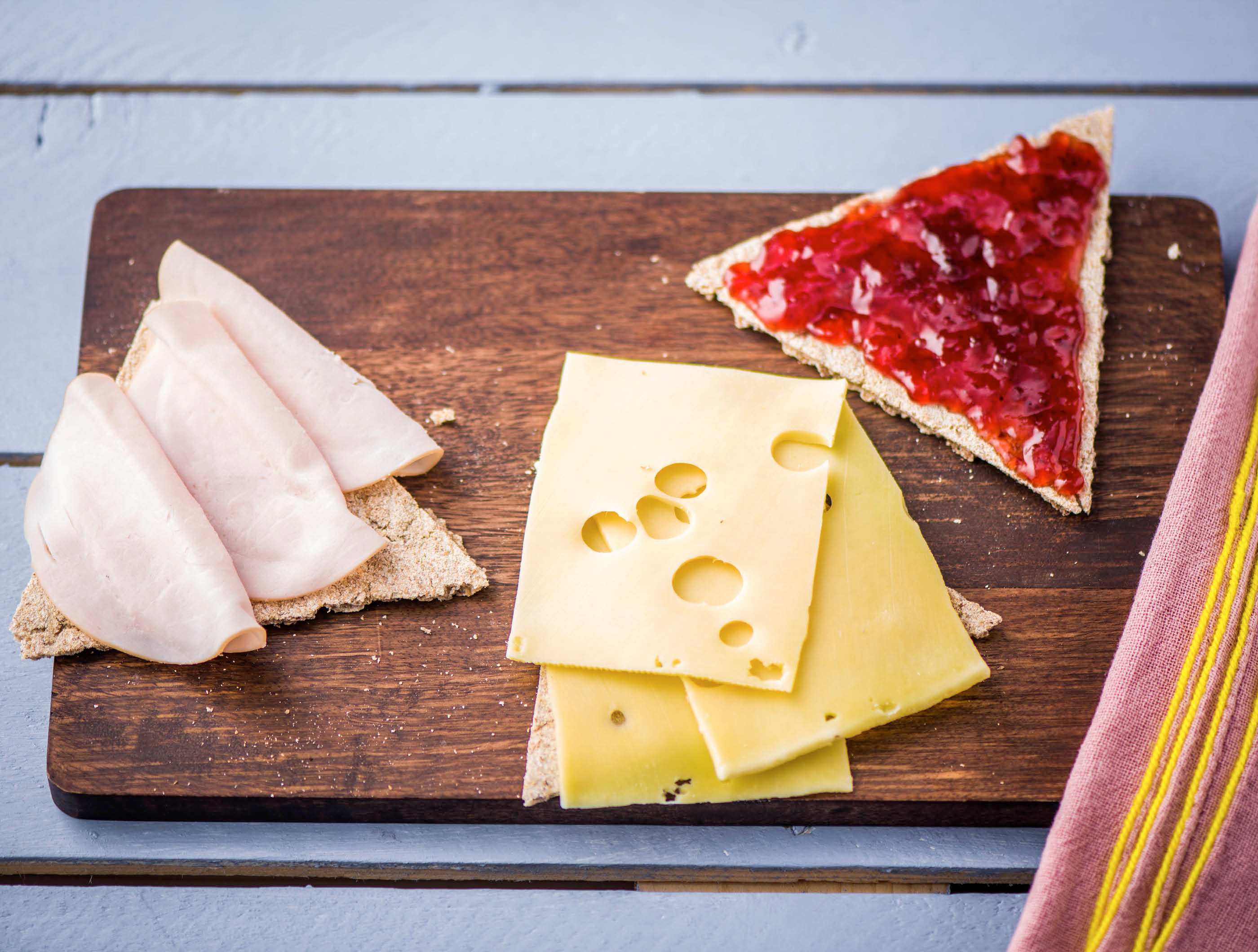 Zweedse crackers met belegen kaas, kalkoenfilet en aardbeienjam