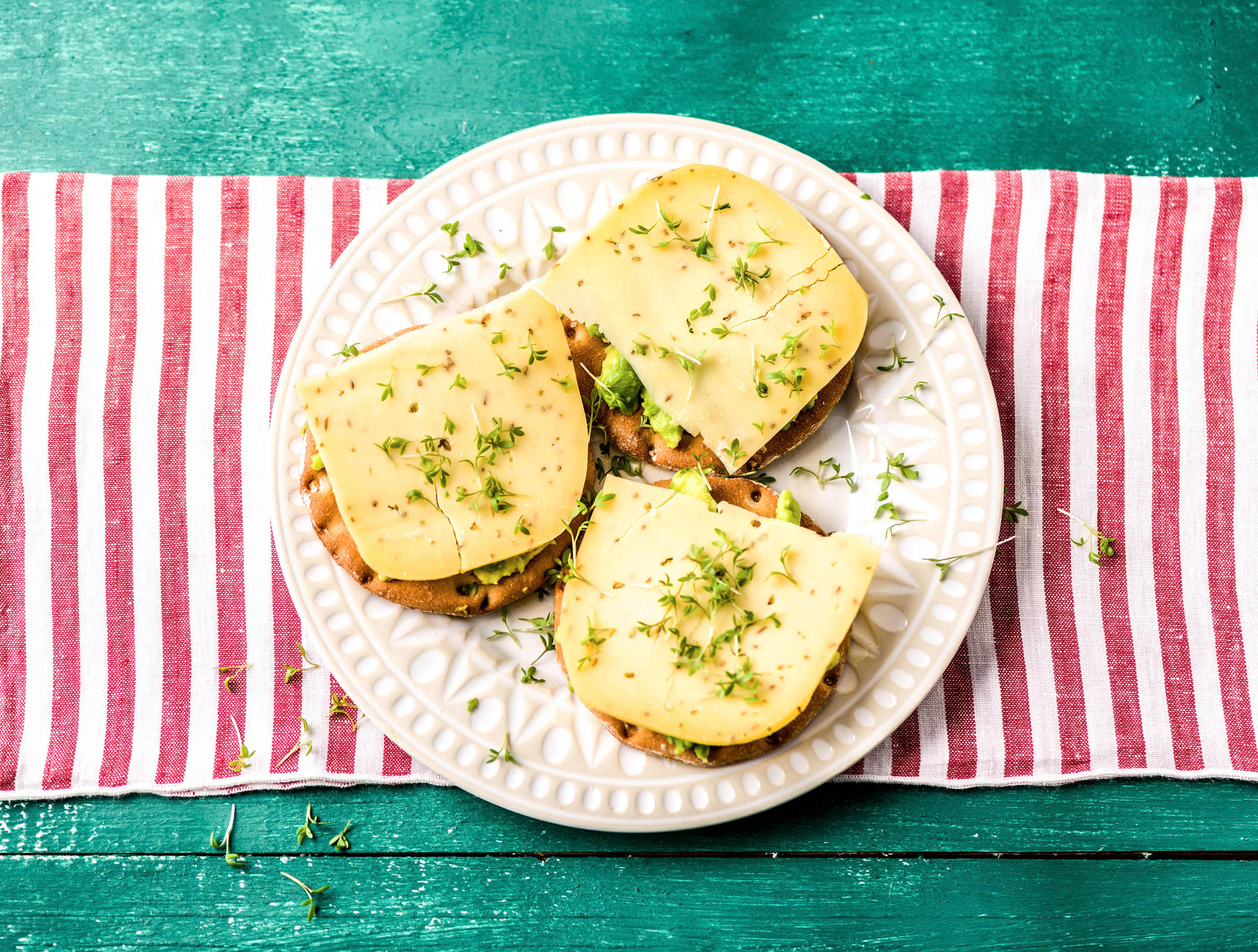 Finse ronde met avocado, tuinkers en komijnekaas