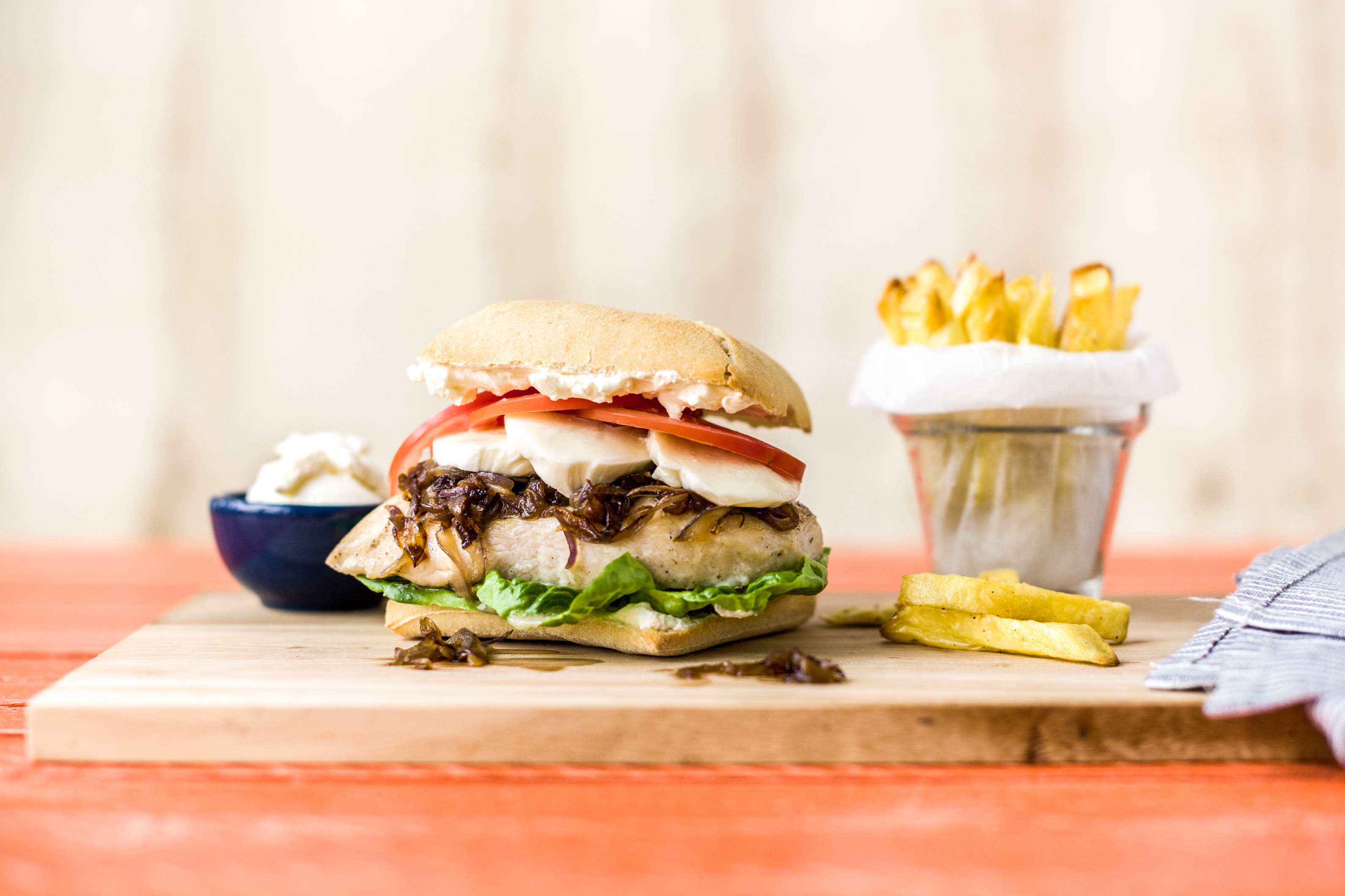 Italienische Hähnchen-Burger mit Zwiebelade