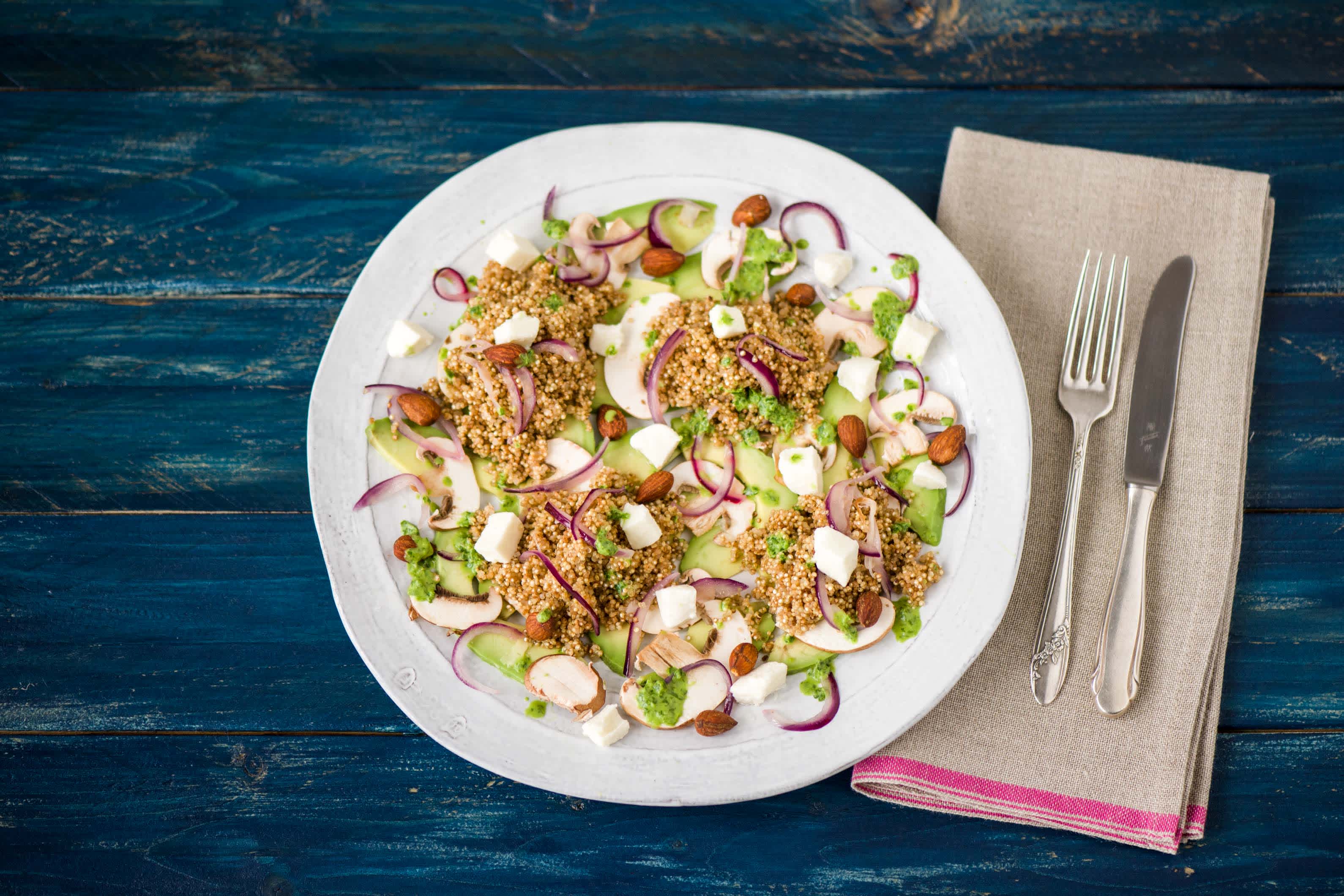 So gesund: Quinoa mit Mandeln auf Avocado-Champignons-Carpaccio,