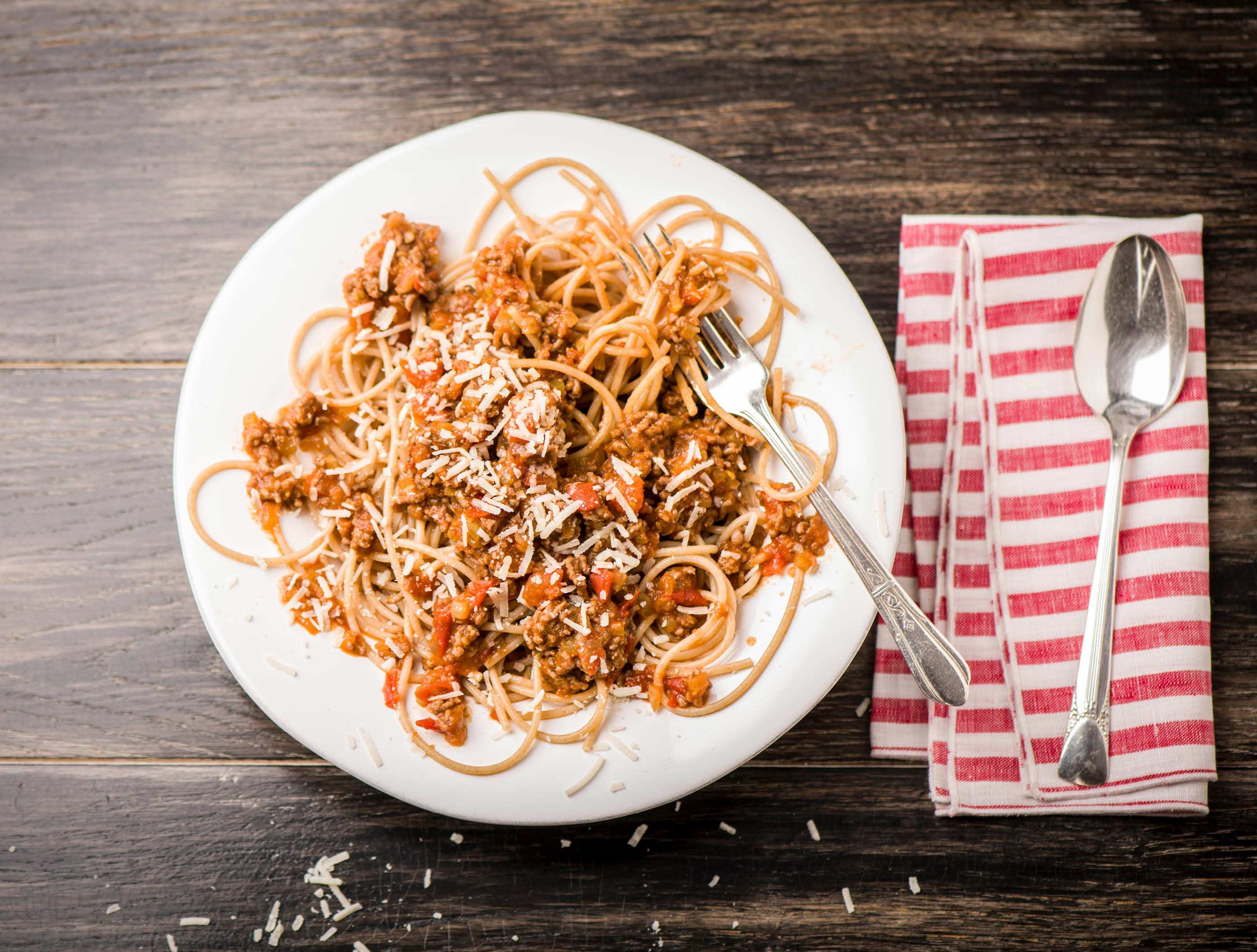 Klassieke spaghetti bolognese met gehakt en kaas