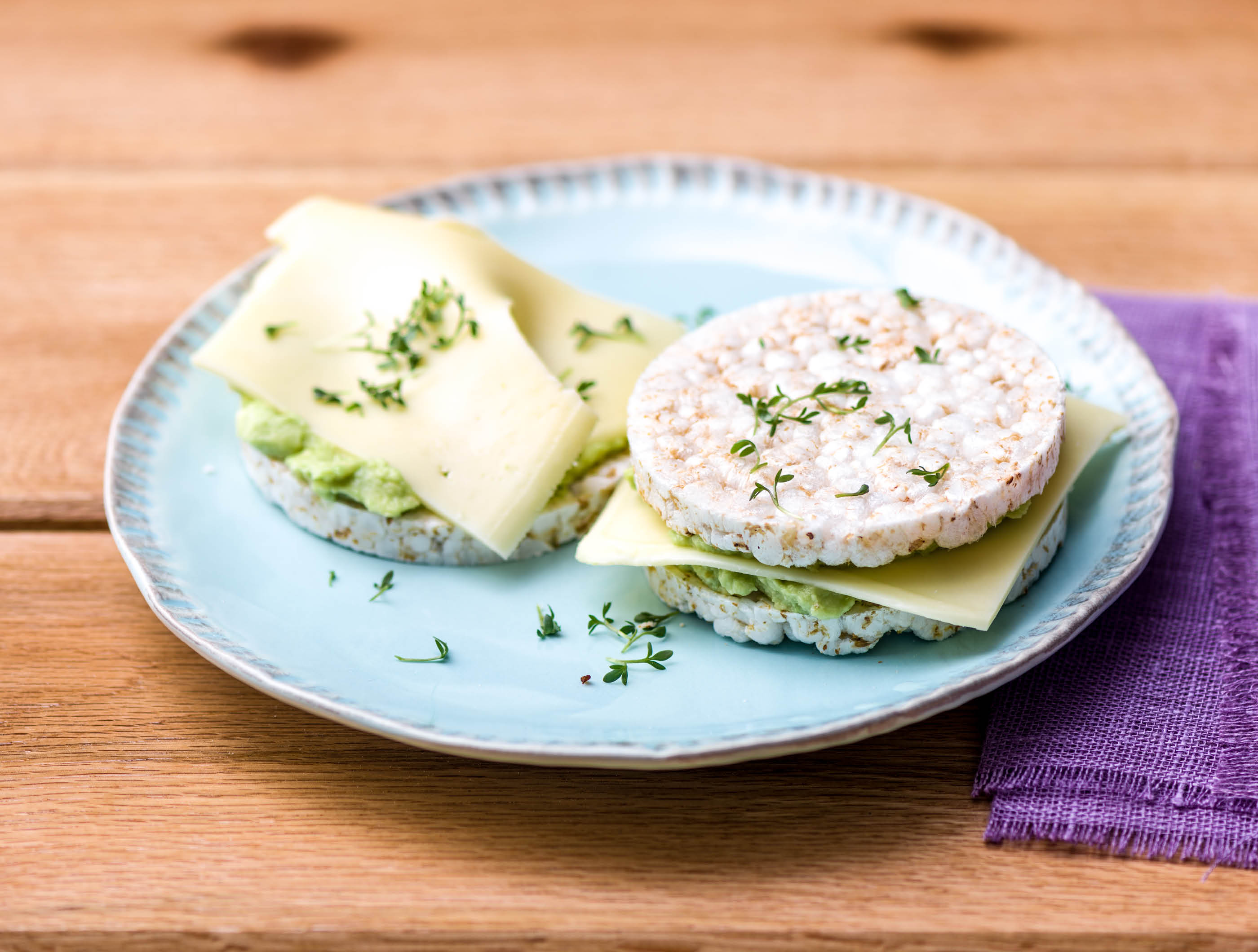 Speltwafel-sandwich met avocado, belegen kaas en tuinkers